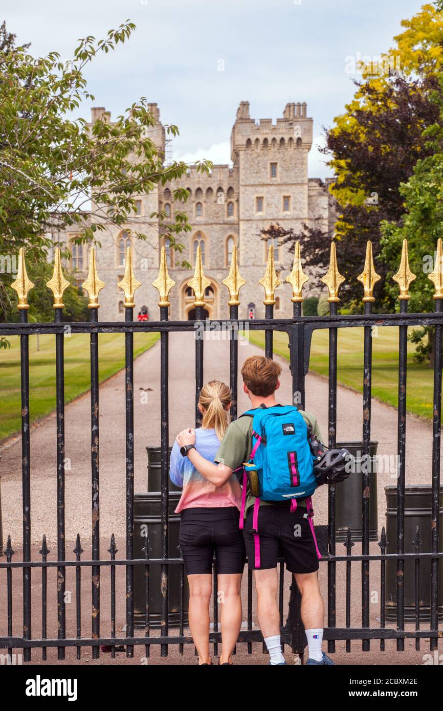Turistas visitantes y tippers de día tomar en la vista de Castillo de Windsor desde el final de la larga caminata Windsor gran parque Foto de stock