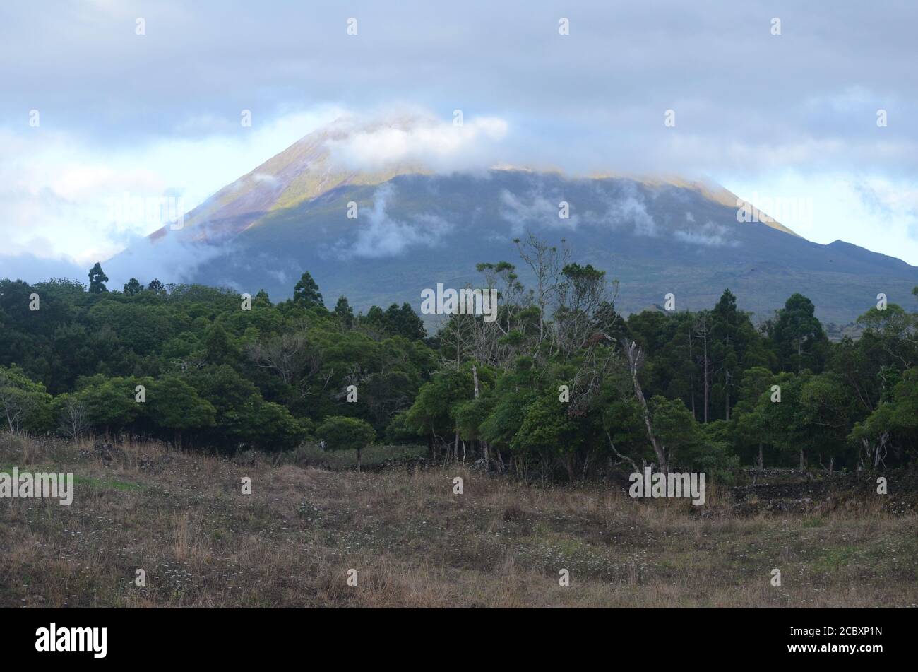 El volcán Pico cónico que se cierne sobre su isla homónima, archipiélago de las Azores, Portugal Foto de stock