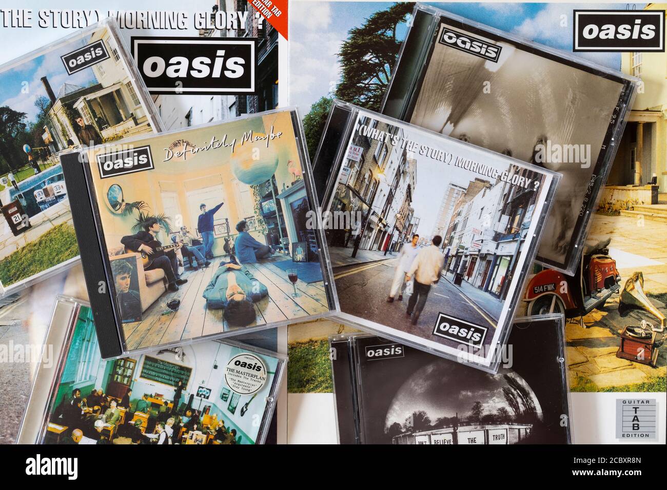 Una selección de álbumes de Oasis CD con portadas incluyendo su Álbum debut definitivo Maybe y segundo álbum What's The Story Gloria de la mañana - Britpop Foto de stock
