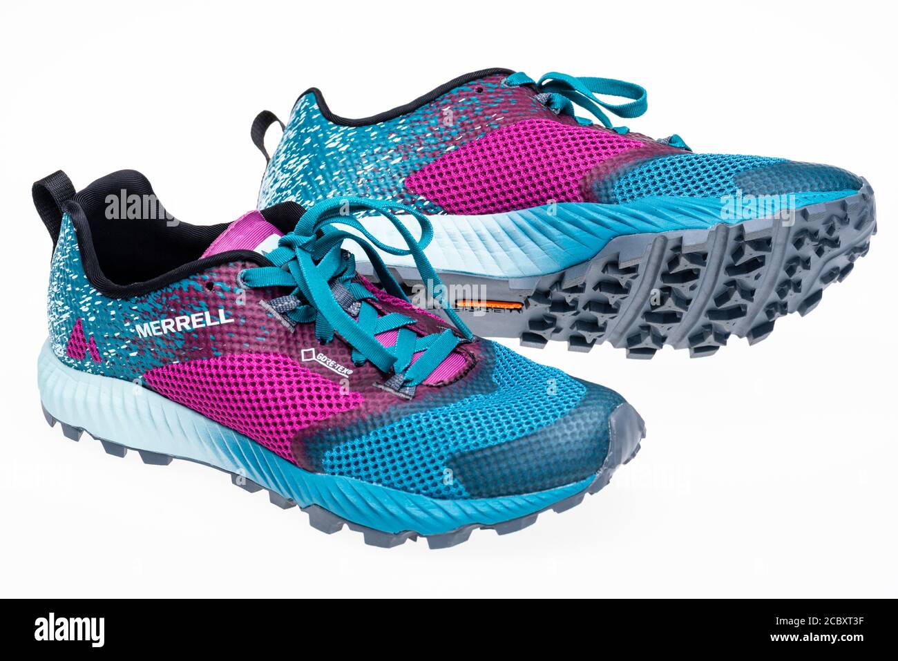 Coloridas zapatillas Merrell para mujer con suelas de agarre extra  Fotografía de stock - Alamy