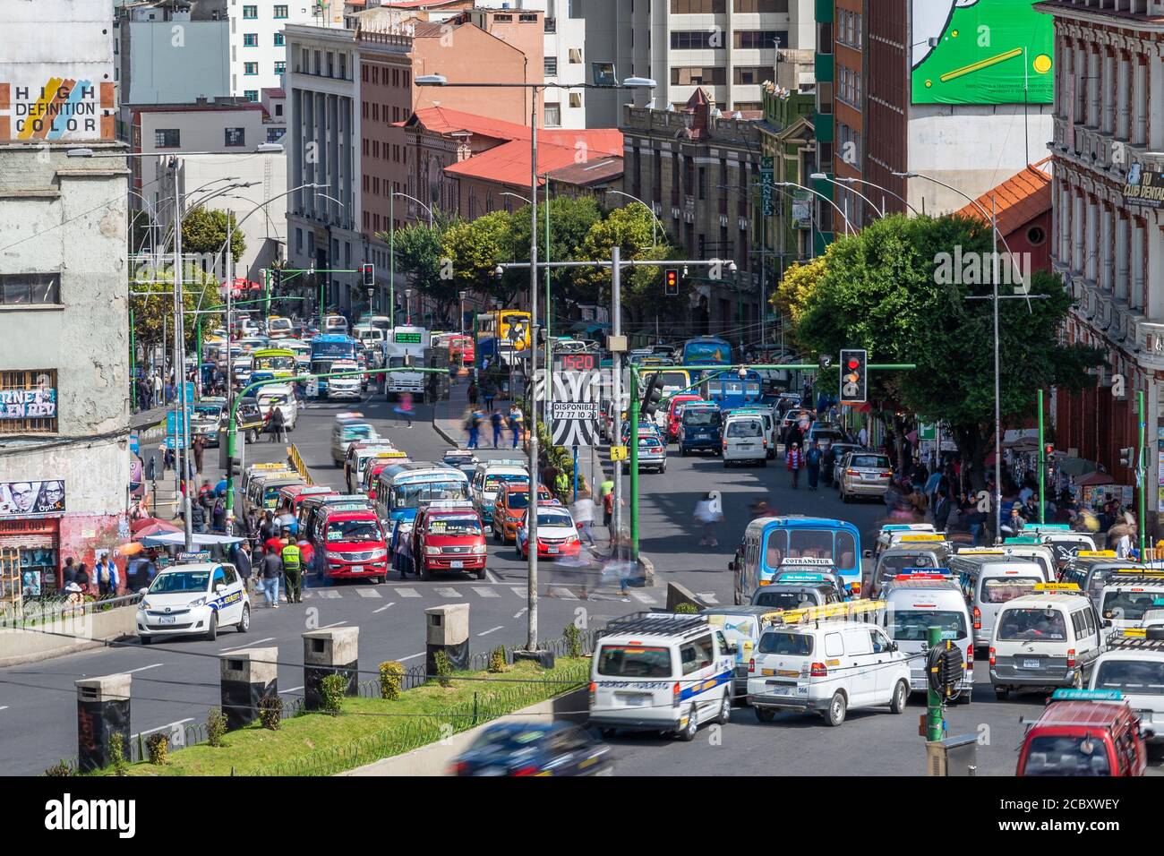 Hora punta de tráfico en Central la Paz, Bolivia, Sudamérica. Foto de stock