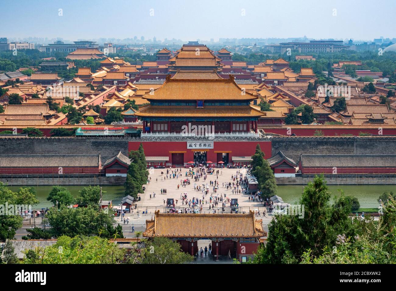 Pekín, China, gente a las puertas del antiguo palacio de la Ciudad Prohibida durante el verano. Traducción de caracteres chinos: El museo del palacio. Foto de stock