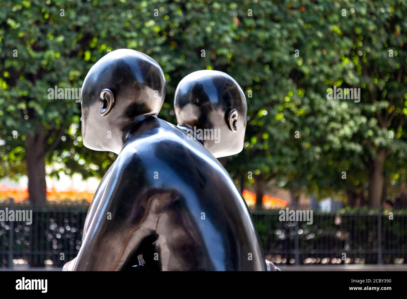 Dos hombres en un banco de Giles Penny, Escultura de bronce en Canary Wharf, London, UK Foto de stock