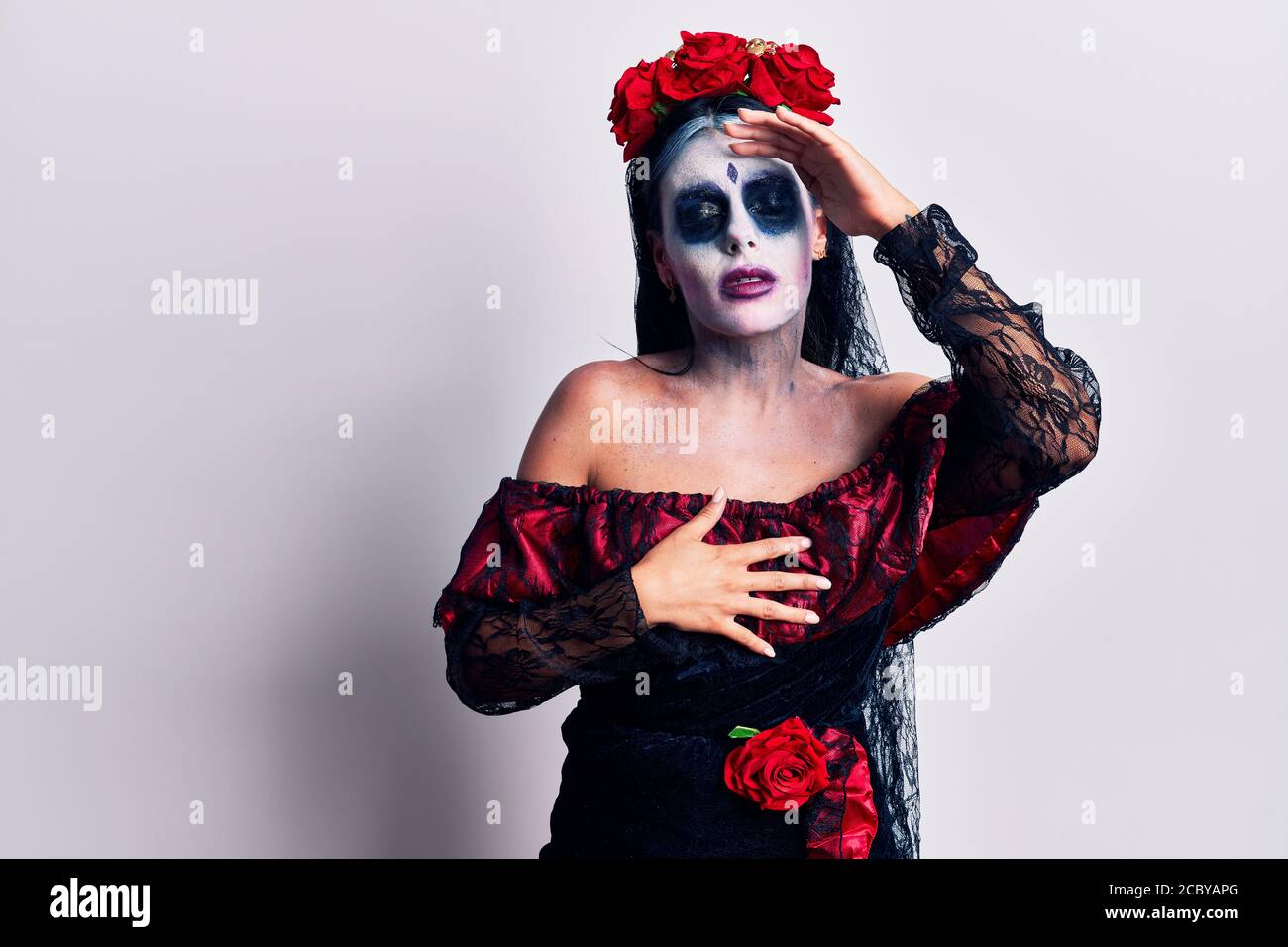 Mujer joven con el día mexicano de la muerte maquillaje tocando la frente  por enfermedad y fiebre, gripe y resfriado, virus enfermos Fotografía de  stock - Alamy