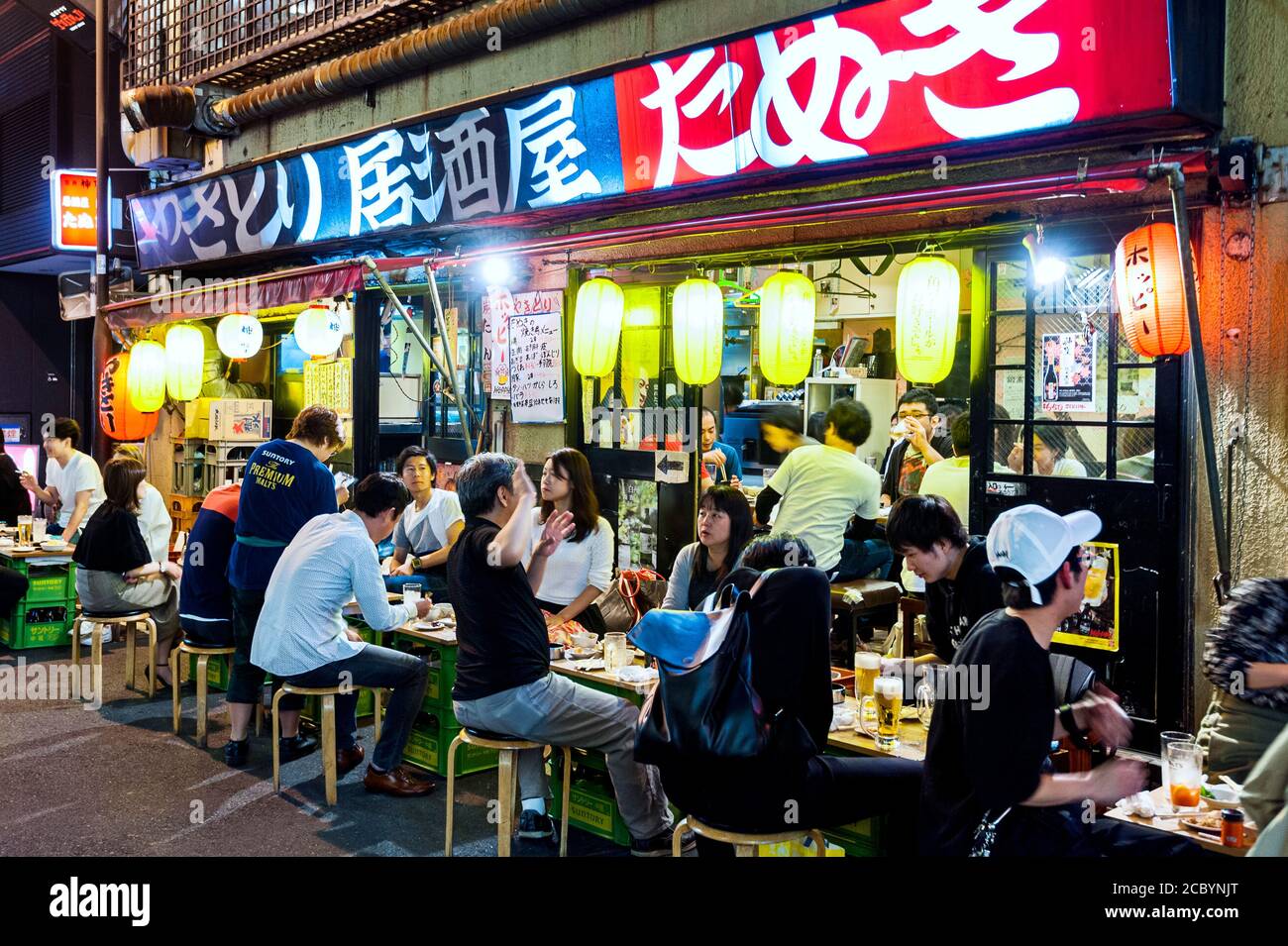 Yokocho Yurakucho Yakitori Alley, restaurantes japoneses bajo las vías del tren, Tokio Japón Foto de stock