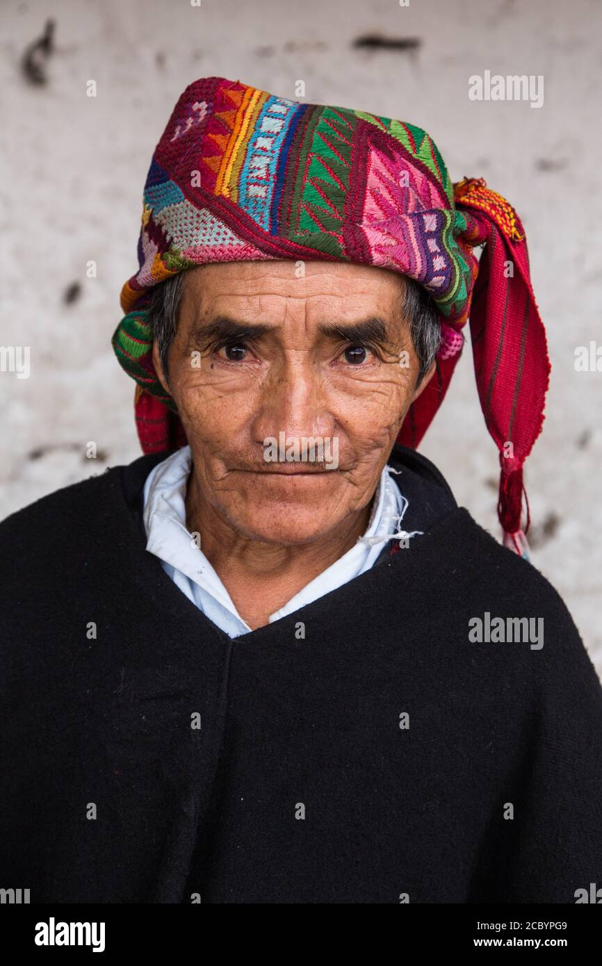 Un cofrado u offical en una cofradia o sociedad religiosa con su traje  ceremonial tradicional y elaborado panuelo o pañuelo en Chichicastenango  Fotografía de stock - Alamy