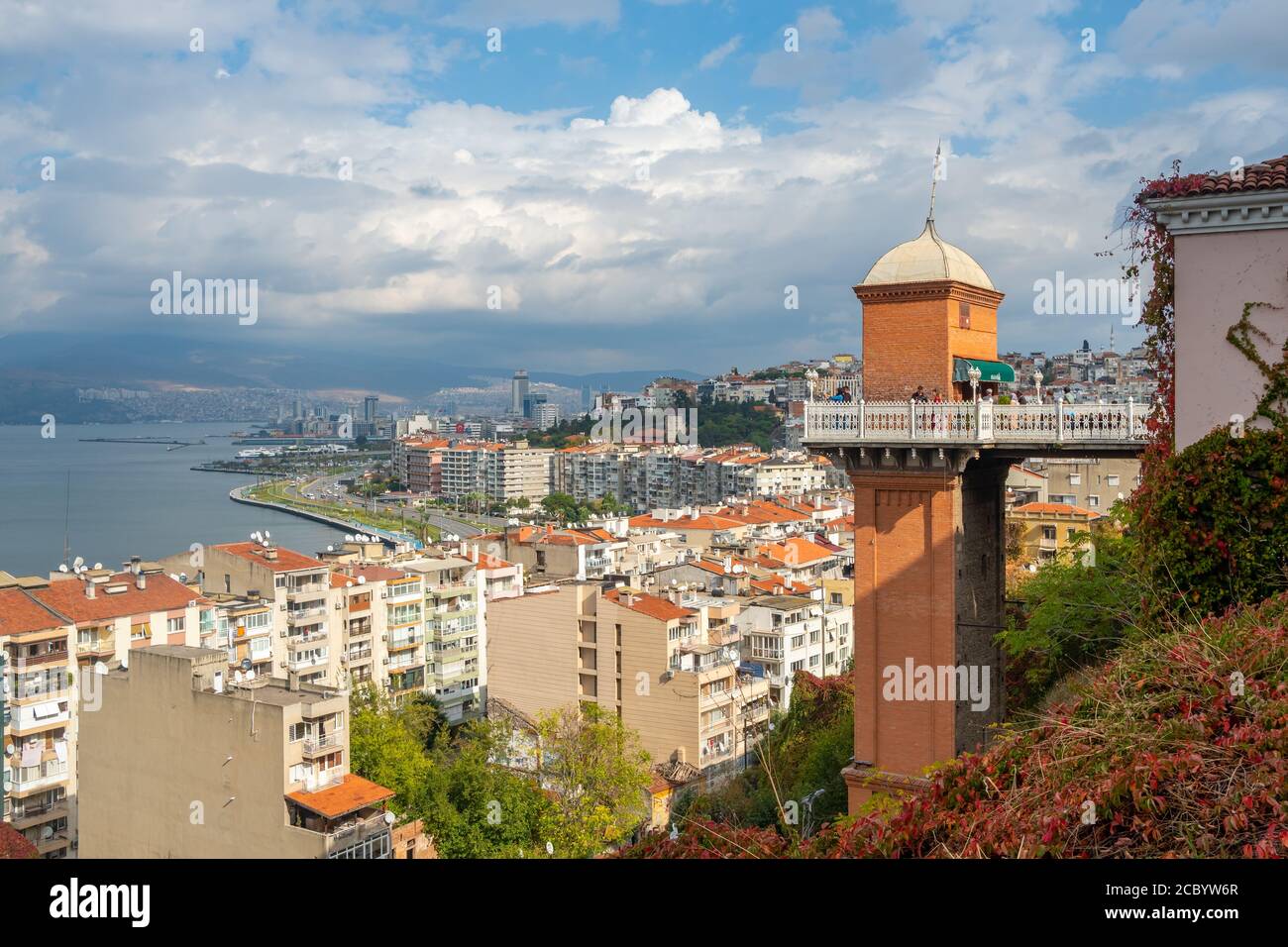 El ascensor histórico en el distrito Konak de Izmir, Turquía Foto de stock