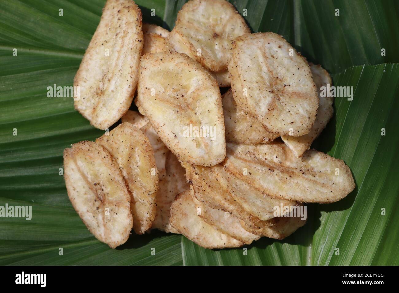 Deep Fried Banana Chips Fotos e Imágenes de stock Alamy Chips De Plátano En Cacerola Comida Tailandesa Fotos