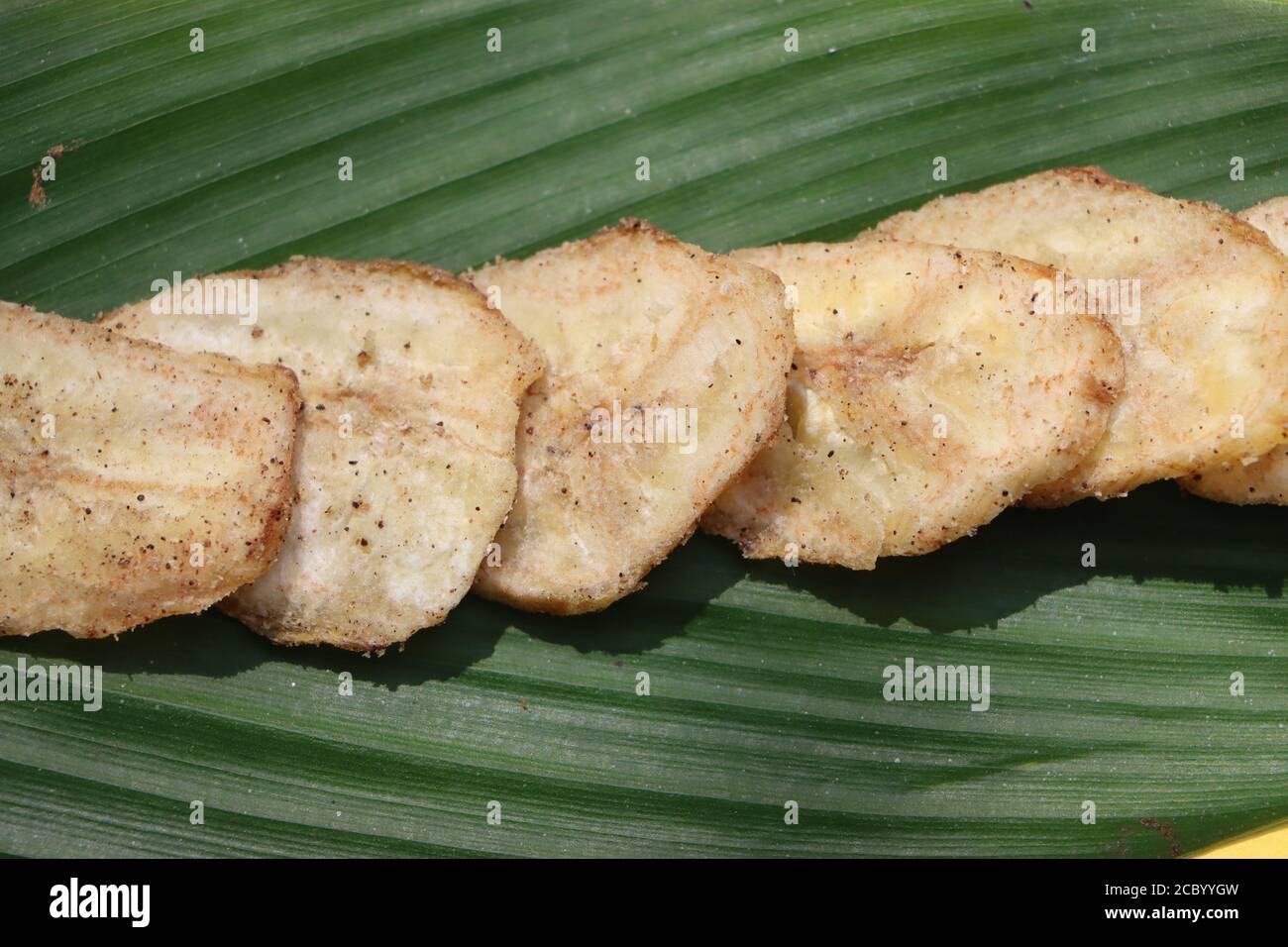 Deep Fried Banana Chips Fotos e Imágenes de stock Alamy Chips De Plátano En Cacerola Comida Tailandesa Fotos