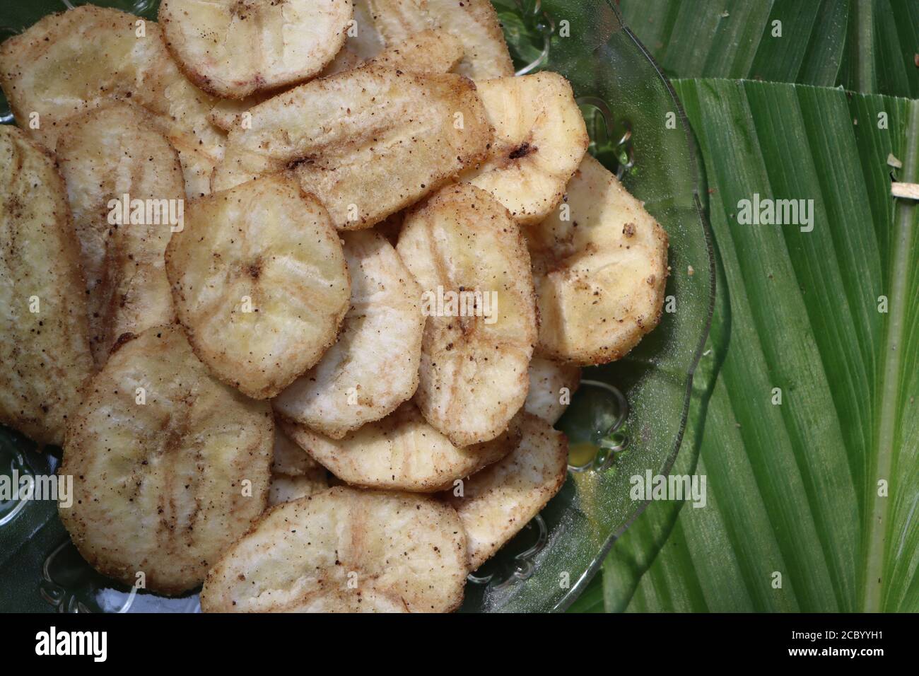 Deep Fried Banana Chips Fotos e Imágenes de stock Alamy Chips De Plátano En Cacerola Comida Tailandesa Fotos