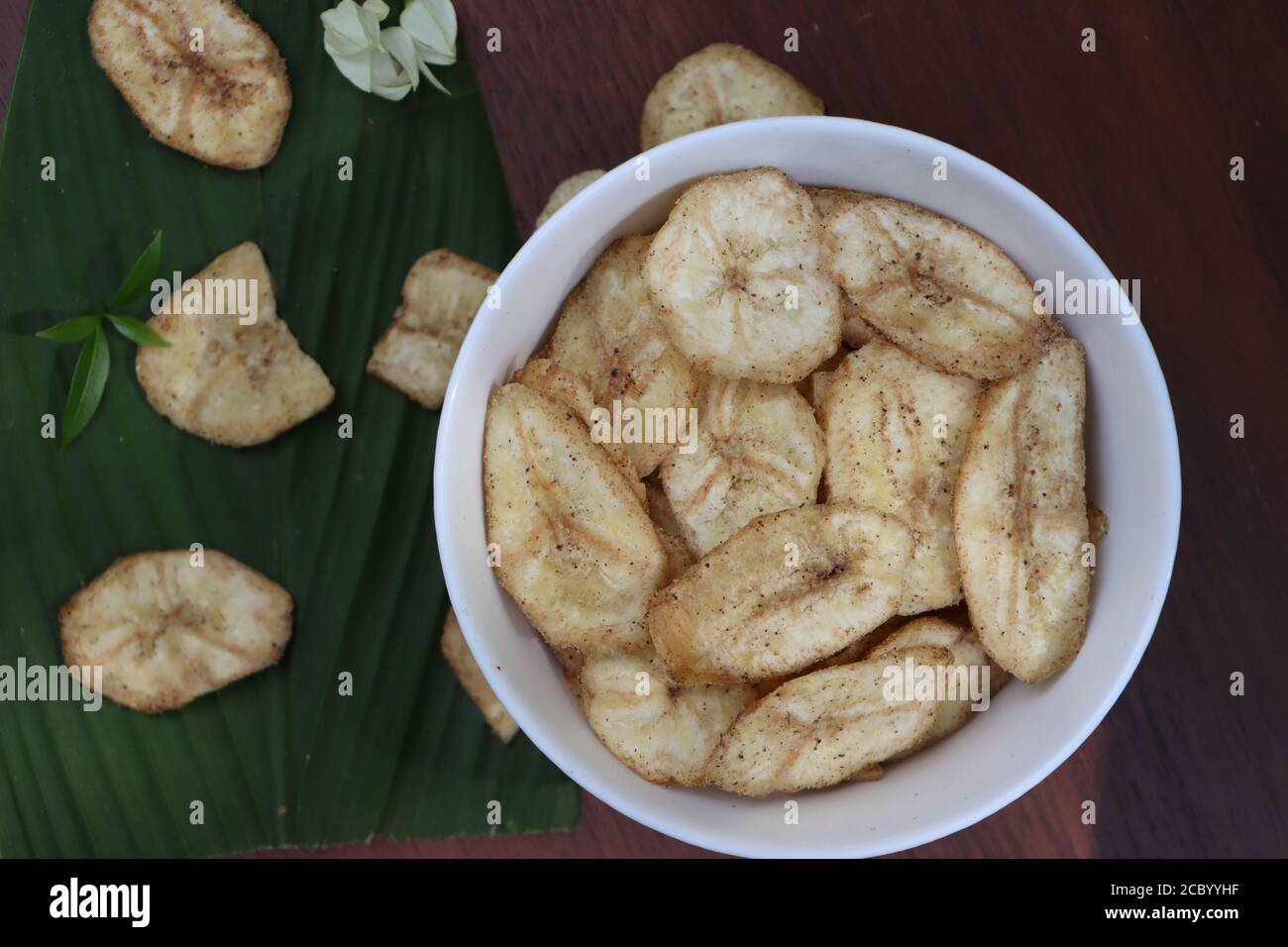 Deep Fried Banana Chips Fotos e Imágenes de stock Alamy Chips De Plátano En Cacerola Comida Tailandesa Fotos
