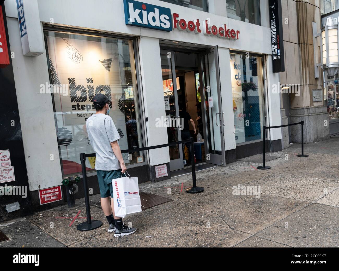 Nueva York, NY - 16 de agosto de 2020: Vista general de la tienda Foot  Locker en la calle 34, las ventas en las tiendas abiertas al menos 1 año  aumentaron un 18 Fotografía de stock - Alamy