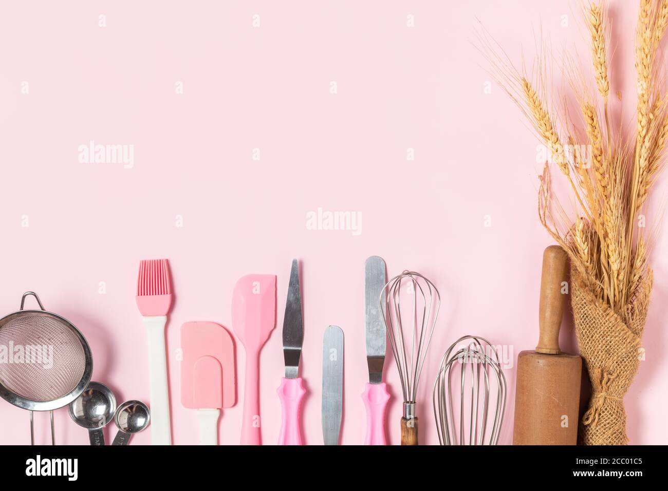 Utensilios de cocina para pasteles sobre fondo rosa, preparar para hacer  pastel y concepto de panadería Fotografía de stock - Alamy