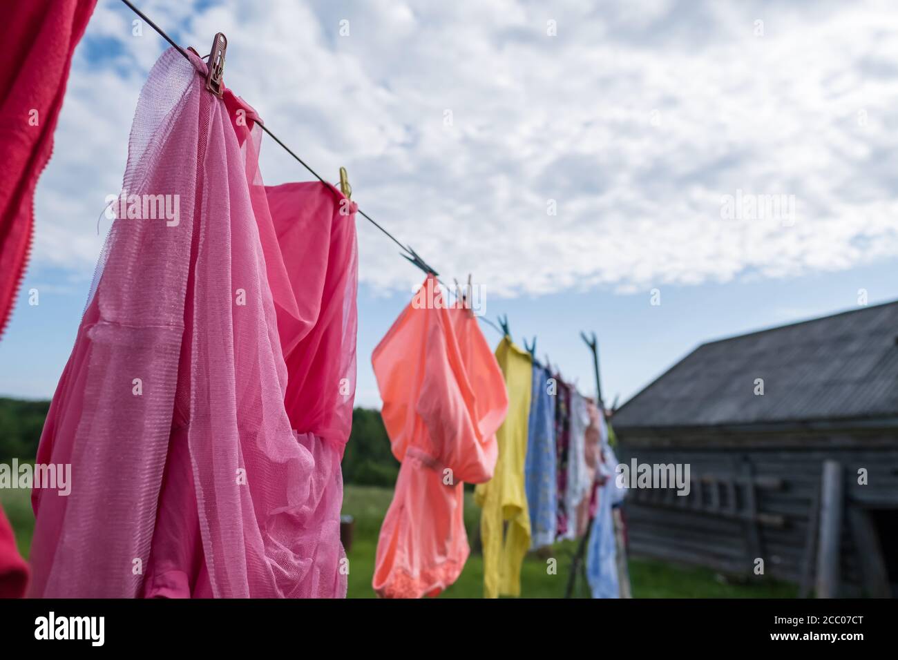 La ropa limpia y lavada se seca al aire libre, sobre una línea de