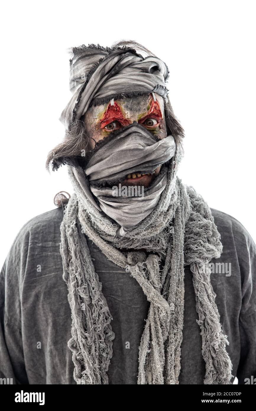 Disfraz de horror espeluznante aislado sobre fondo blanco, hombre con cara sangrienta y bufandas Foto de stock