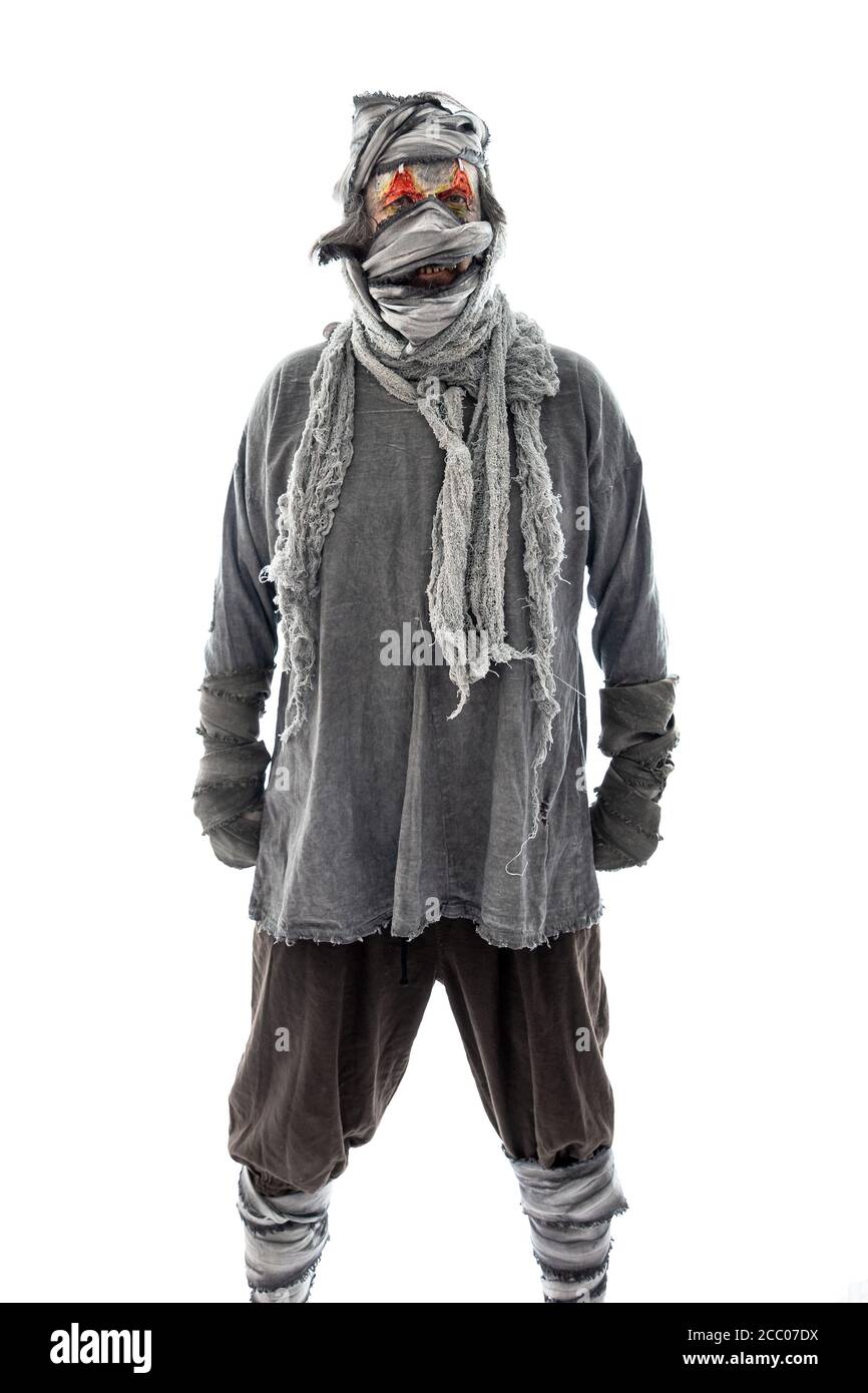 Disfraz de fiesta de Halloween o de terror, hombre con cara sangrienta y trapos grises, aislado en blanco Foto de stock
