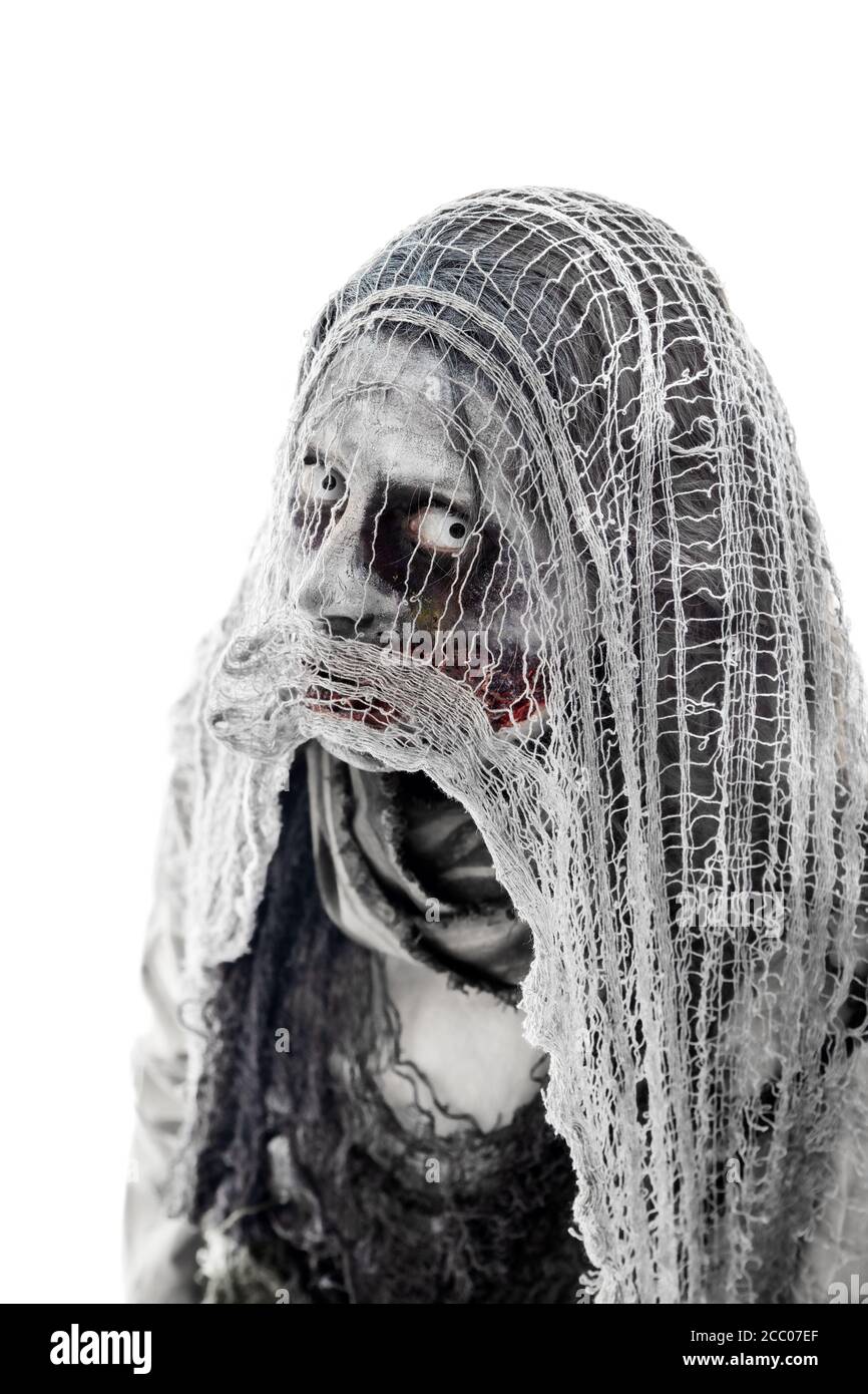 Novia o fantasma de horror con velo gris y ojos blancos, halloween y carnaval, aislados en blanco Foto de stock