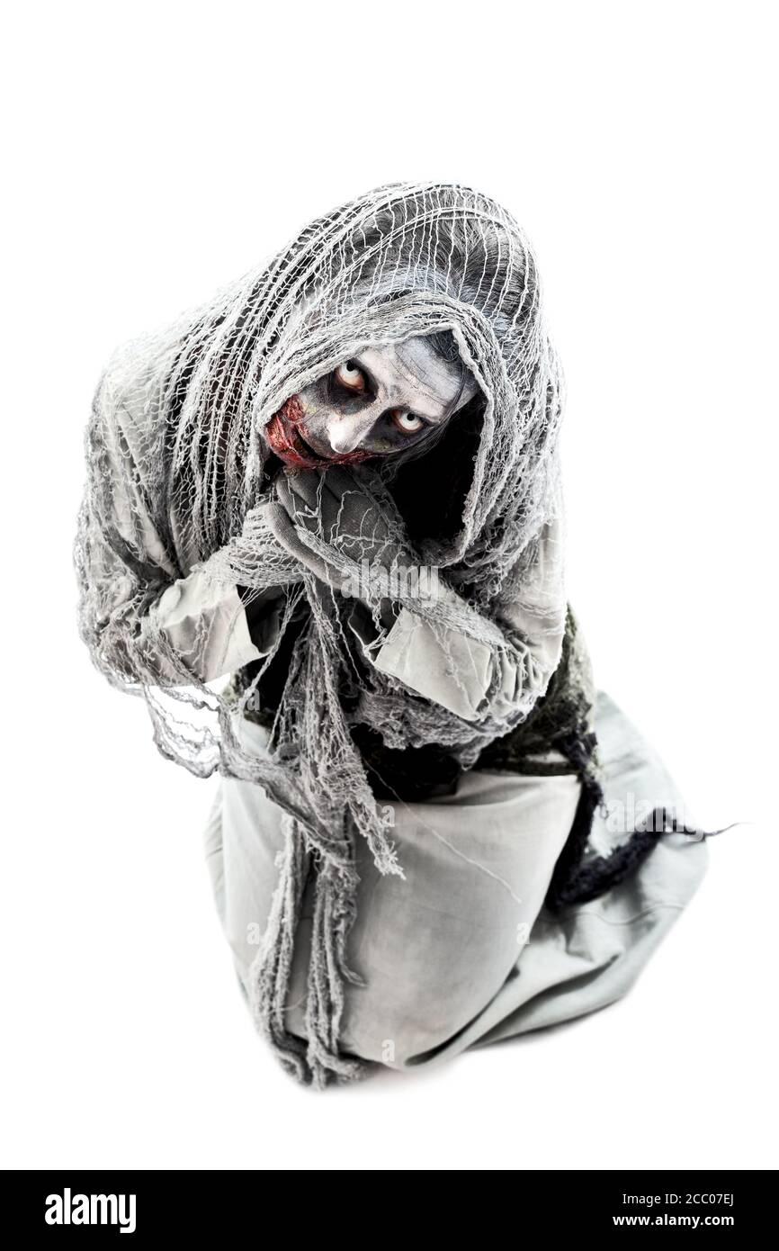 Disfraz espeluznante para halloween o fiesta temática, horror novia muerta o fantasma con maquillaje sangriento, aislado Foto de stock