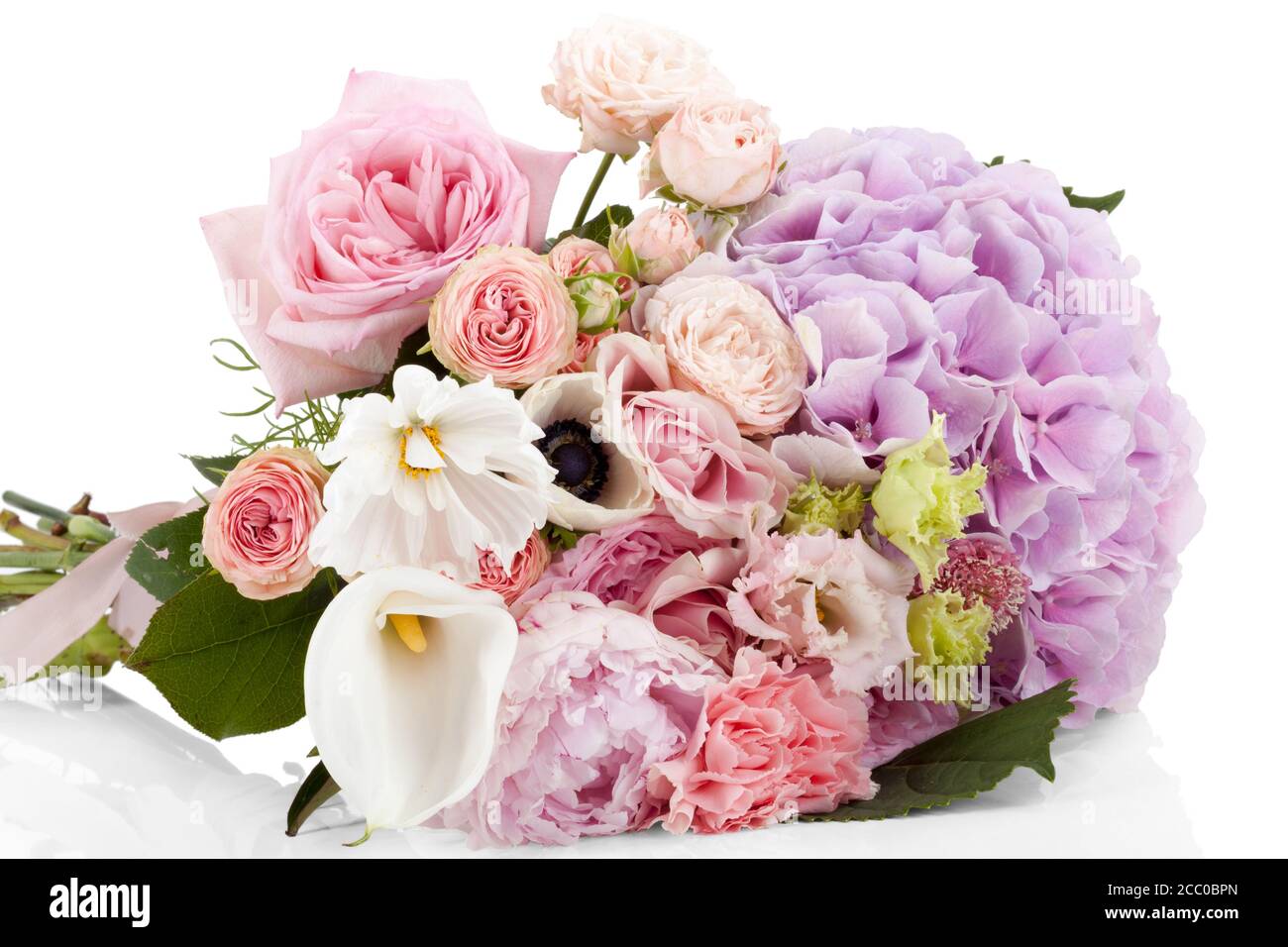 Hermoso ramo profesional de flores aisladas sobre fondo blanco Foto de stock