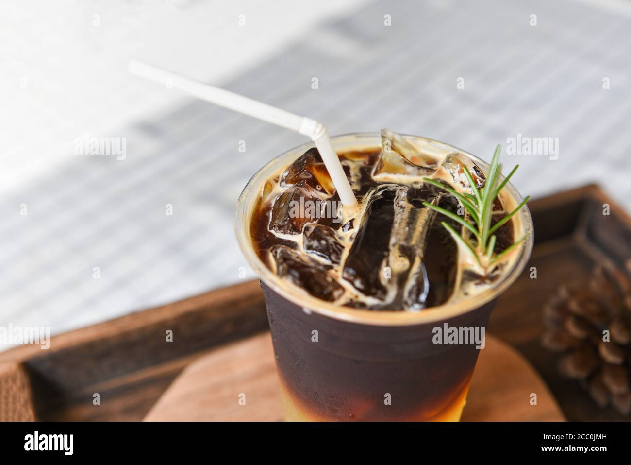 Mezcla De Cafe Negro Jarabe De Naranja Espumoso Y Romero Iced Americano Cafe Helado Con Zumo De Naranja Limon Y Soda Fotografia De Stock Alamy Mezcla De Cafe Negro Jarabe De Naranja Espumoso Y Romero Iced Americano Cafe Helado Con Zumo De Naranja Limon Y Soda Fotografia De Stock Alamy