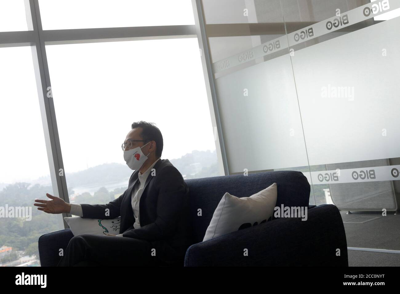Mike Ong, Vicepresidente de Relaciones gubernamentales de BIGO Technology, habla con Reuters en su oficina en Singapur el 14 de agosto de 2020. Foto tomada el 14 de agosto de 2020. REUTERS/Edgar su Foto de stock