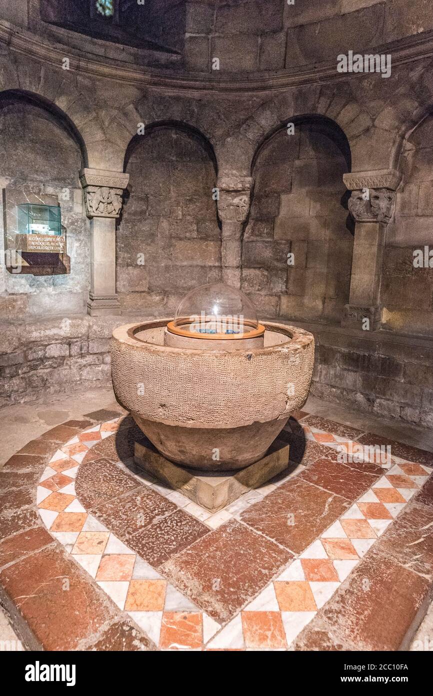 España, Cataluña, comarca de Ripolles, iglesia del antiguo monasterio de  Sant Joan de les Abadesses, fuentes bautismales Fotografía de stock - Alamy