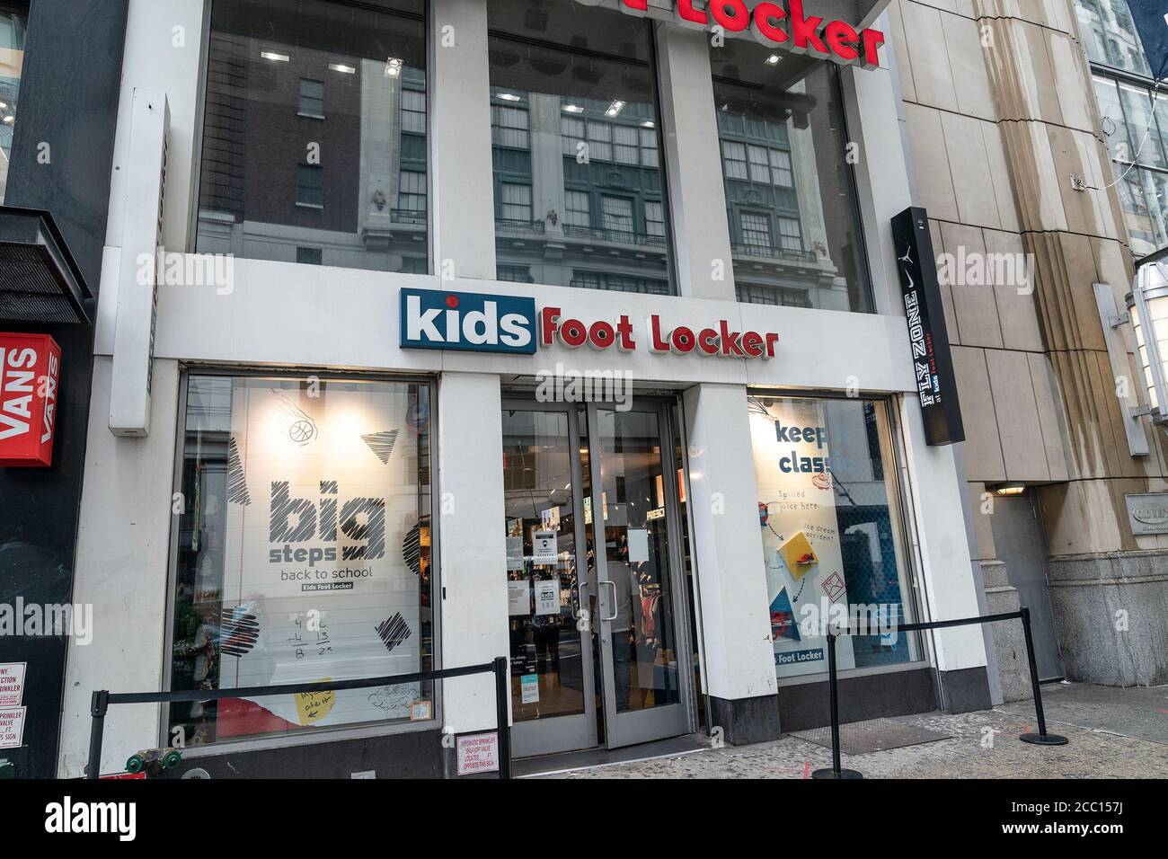 Nueva York, Estados Unidos. 16 de agosto de 2020. Vista general de la tienda  Foot Locker en la calle 34, las ventas en las tiendas abiertas al menos 1  año aumentaron un