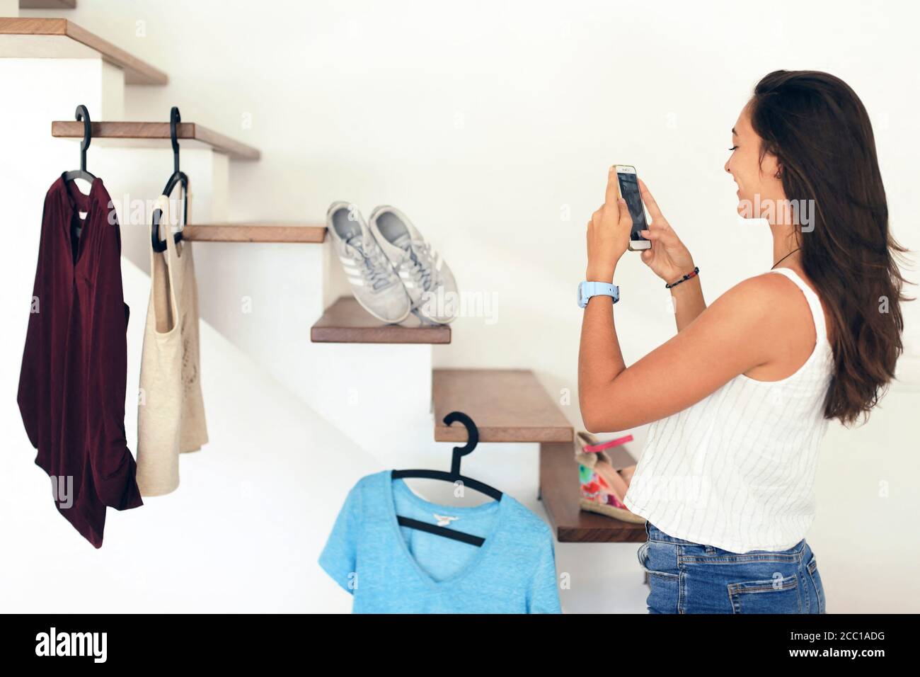 Joven adolescente en con un smartphone usando el Vinted app para su ropa Fotografía de stock Alamy