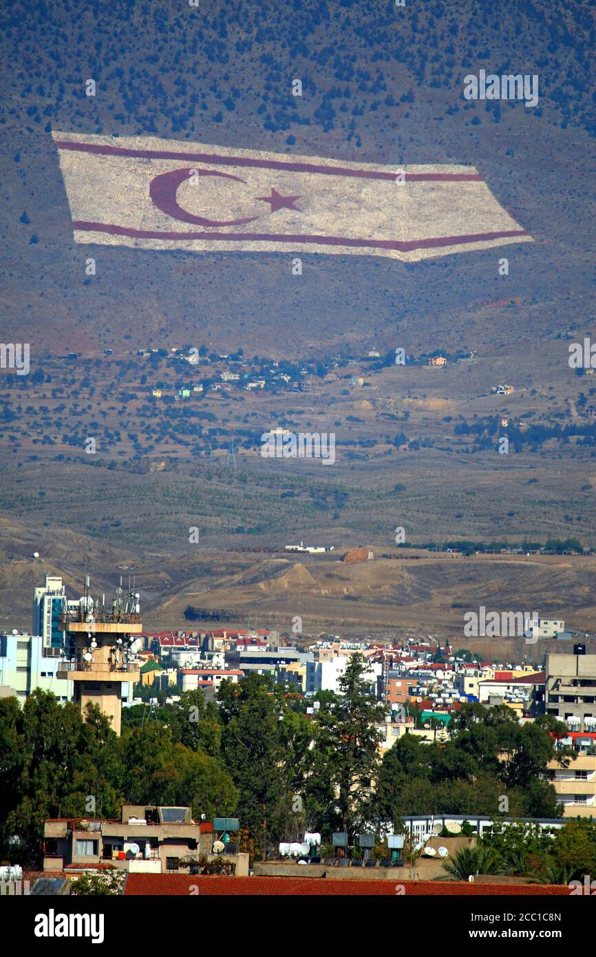 Chipre, en Nicosia, la bandera pintada en la montaña Foto de stock