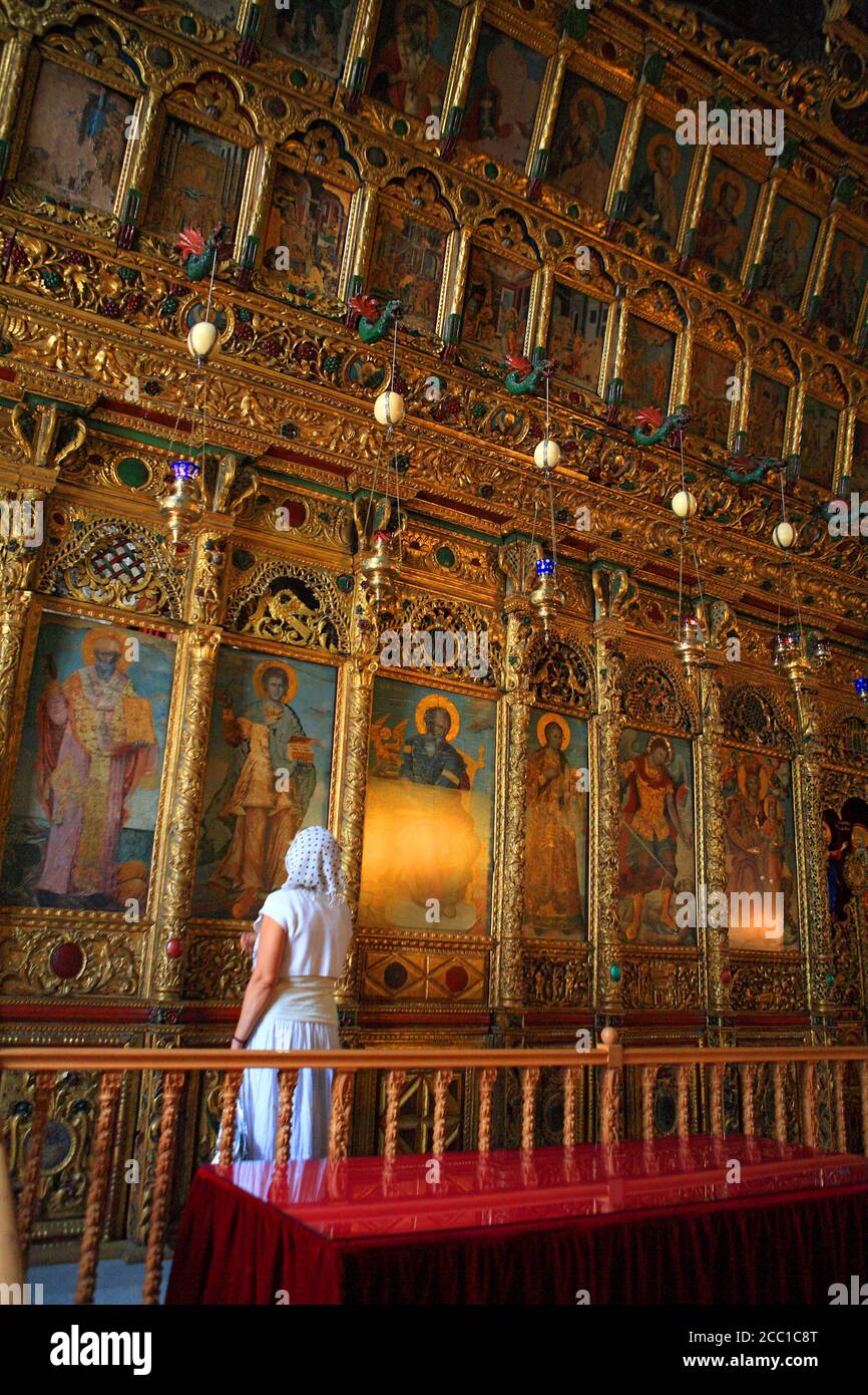 Chipre, Larnaca, mujer dentro de Agios Lazaros iglesia Foto de stock