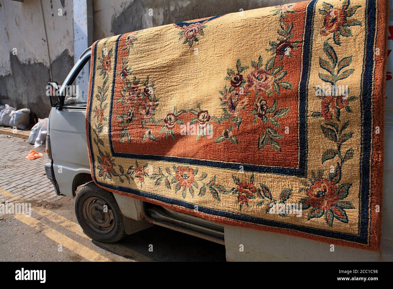 Chipre, en Nicosia, alfombra en una furgoneta Foto de stock