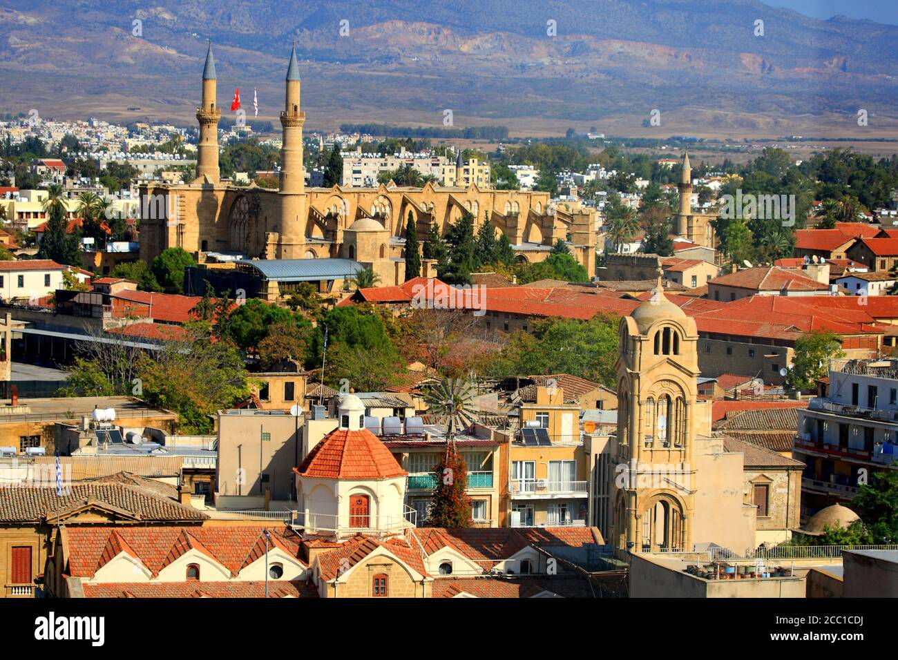 Chipre, Nicosia, Panayia Fanaromeni iglesia y la mezquita de Selim en la parte de atrás Foto de stock