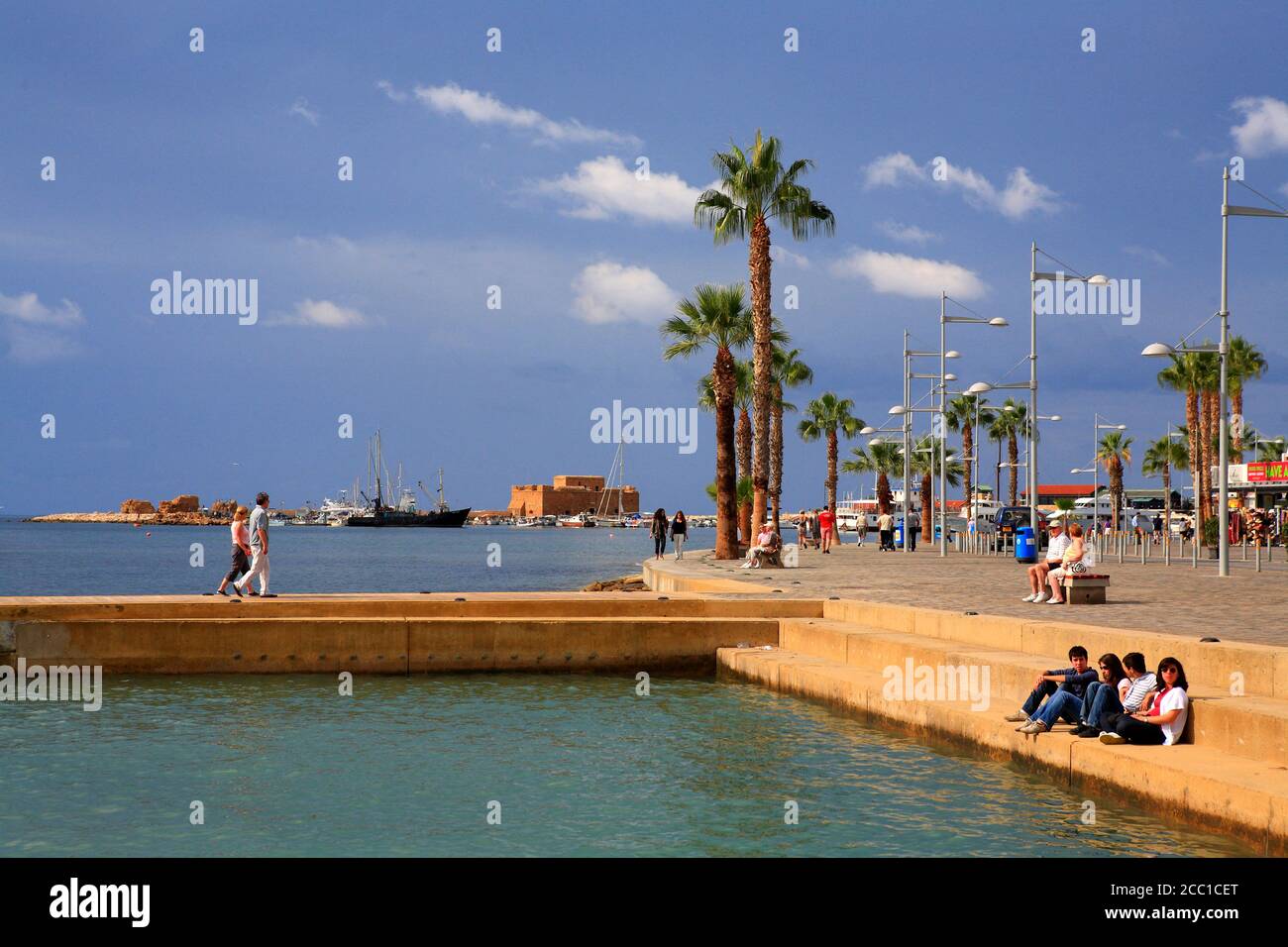 Chipre, Paphos, piscina de agua de mar, el puerto y el castillo de Paphos Foto de stock