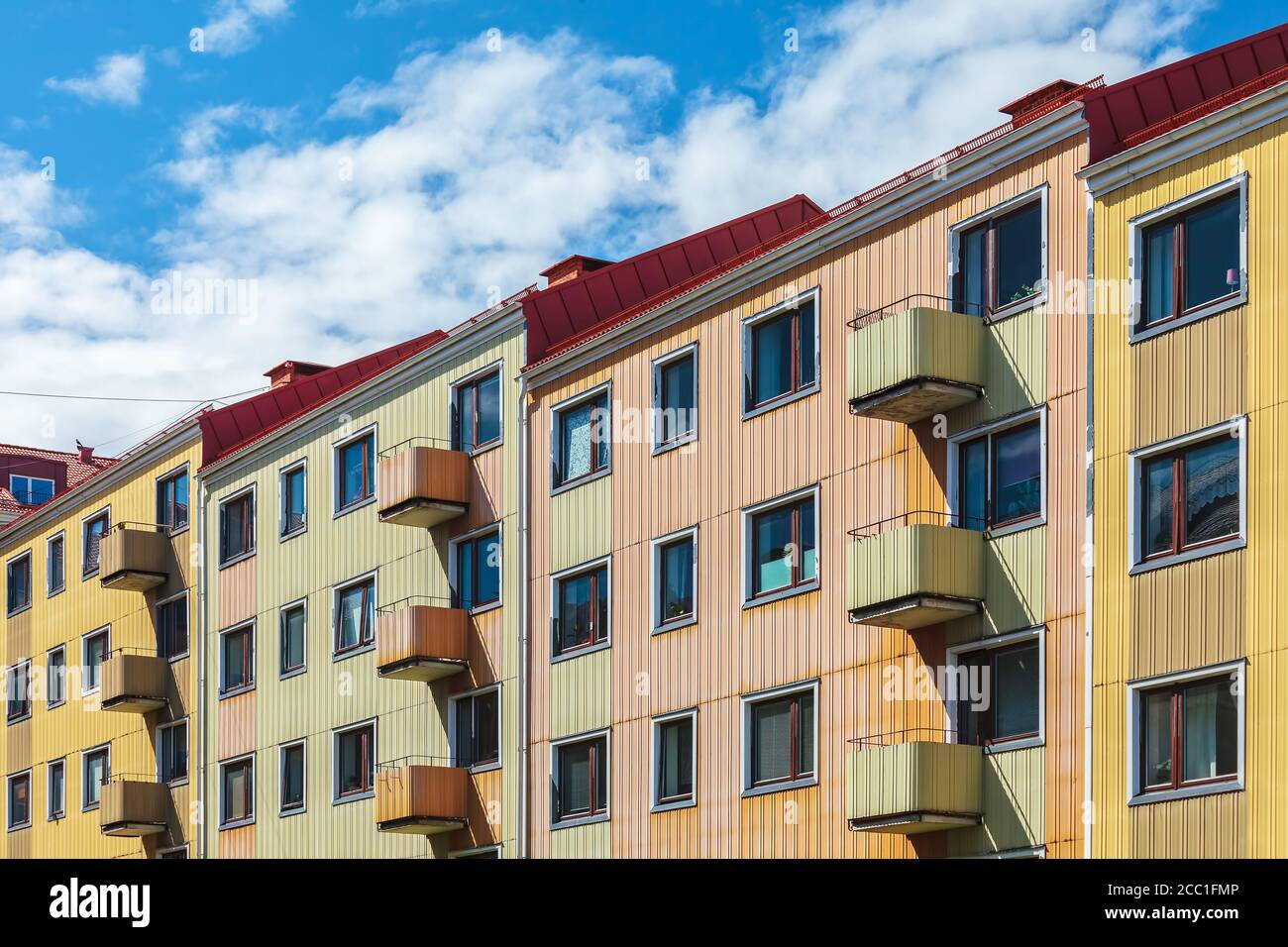 Fila de coloridos edificios de apartamentos en la ciudad de Karlskrona, Suecia Foto de stock