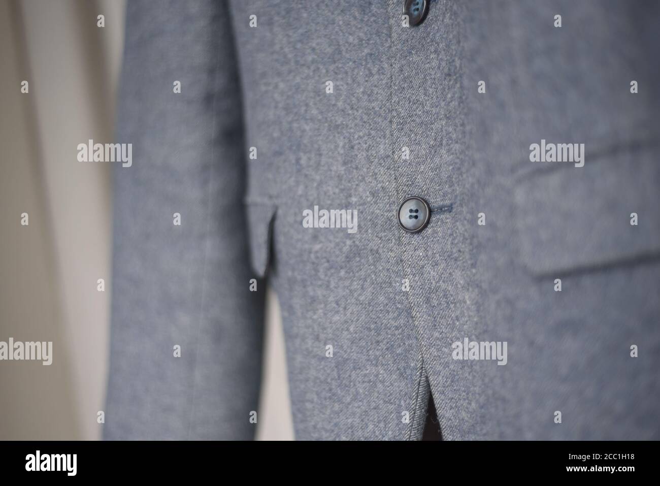 Primer plano de un botón en una chaqueta de negocios azul Foto de stock