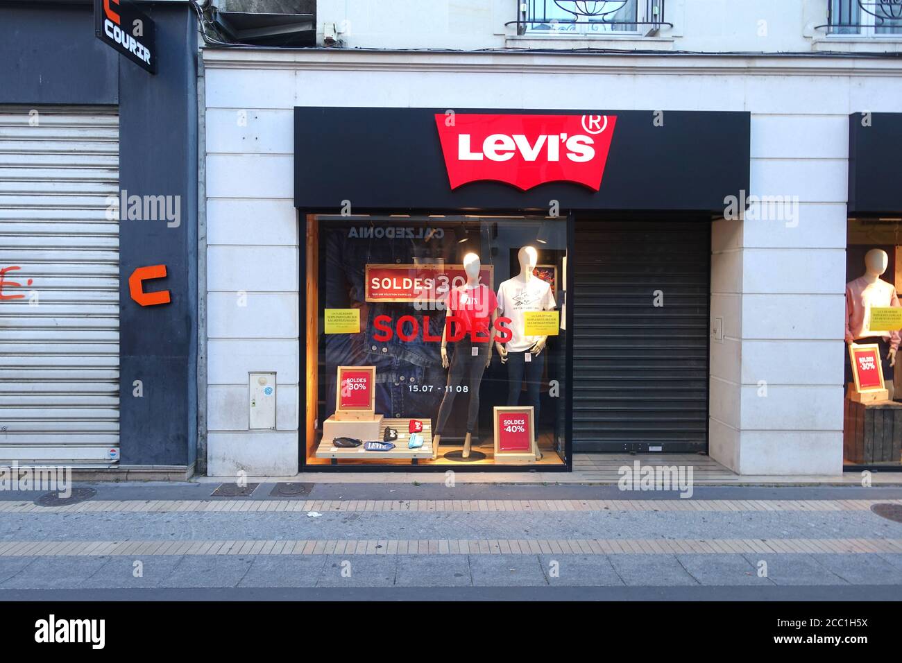 Tours, Francia, 2020 de agosto: Una sucursal de la tienda de ropa Levis en  Tours en la región del Valle del Loira de Francia Fotografía de stock -  Alamy