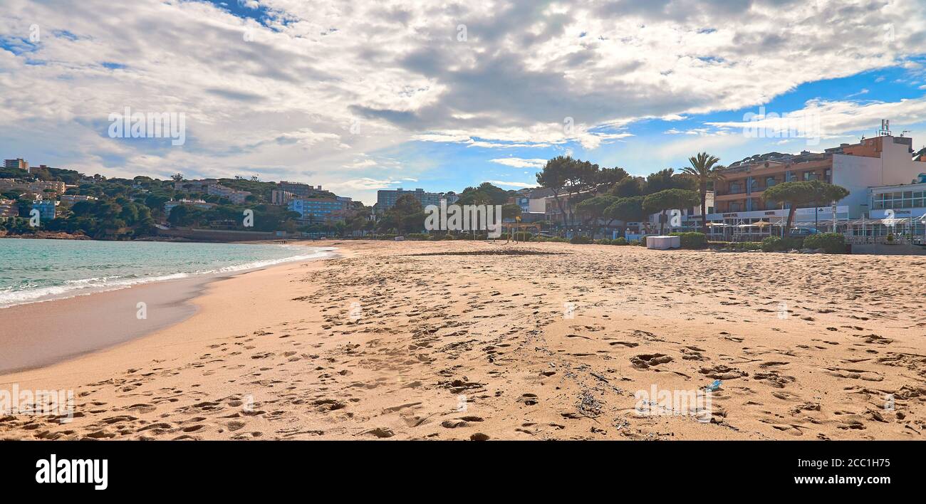Totalmente equipada moderna playa de la ciudad española S'Agaro, Girona, España Foto de stock
