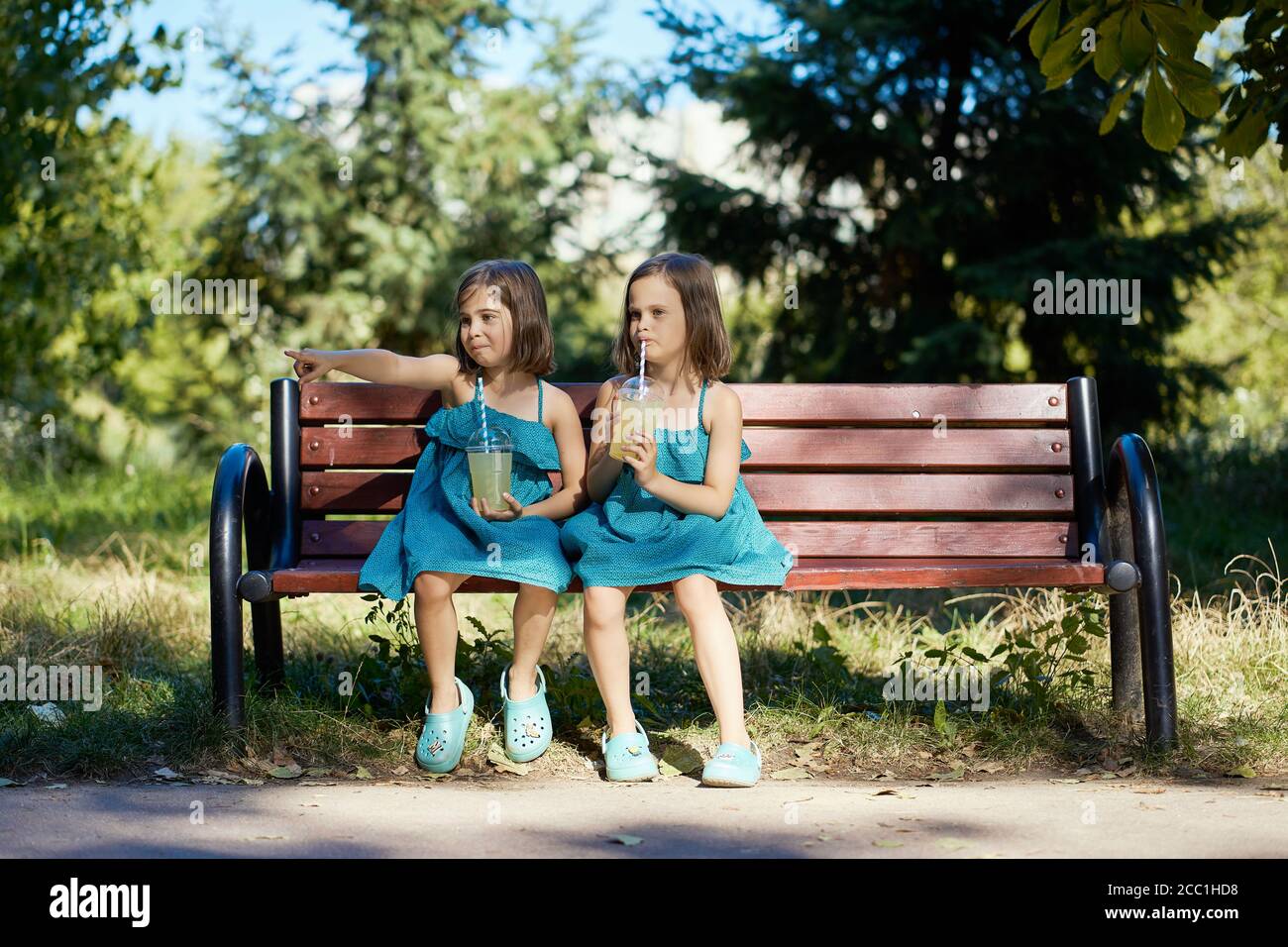 выходи подружки. выход подружек невесты. выходи подружки. выходи подружки. две девушки на скамейке.