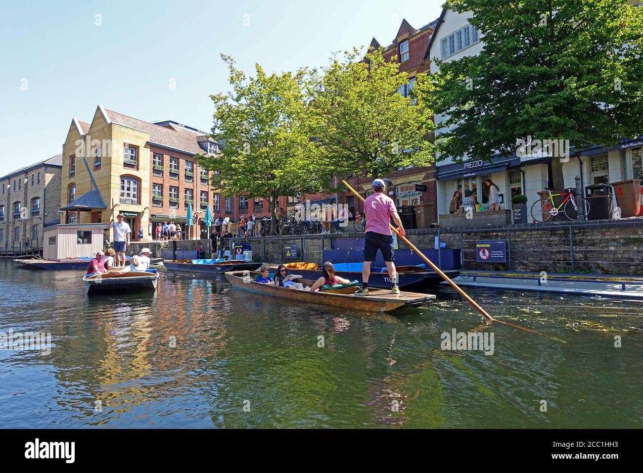 Cambridge, Reino Unido 31 de julio de 2020: Golpeando a lo largo de las universidades en el río Cam en Cambridge Foto de stock