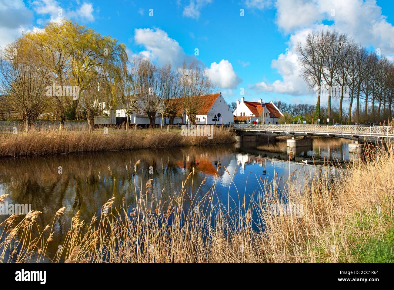 Una pintoresca escena en el pequeño pueblo de Damme, cerca de Brujas, en Bélgica Foto de stock