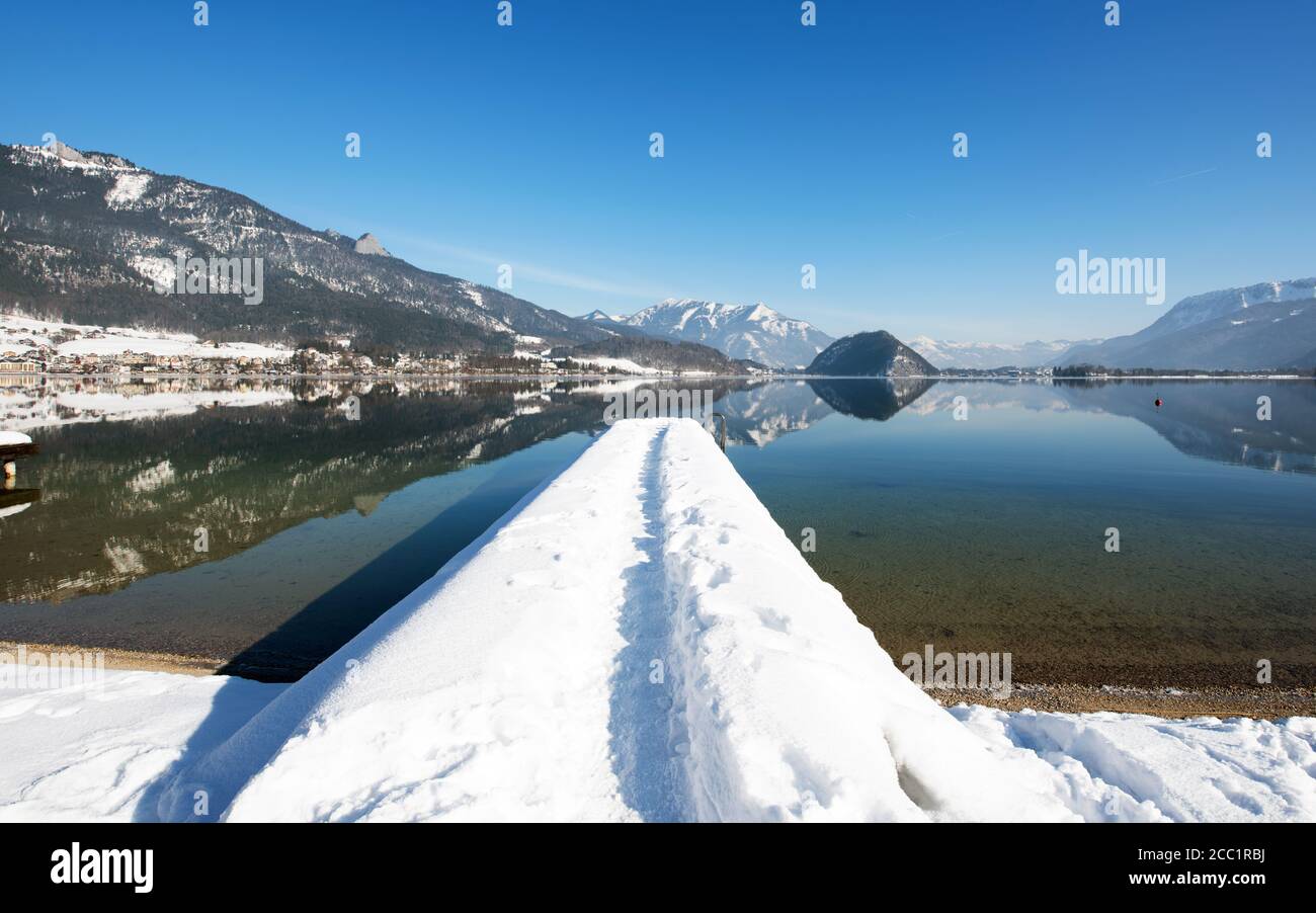 El pintoresco lago Wolfgang, capturado de la costa de Abersee, en Austria Foto de stock