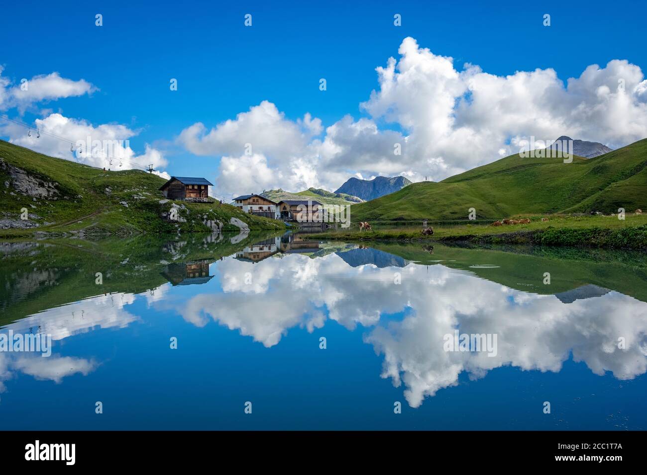 Maravillosas reflexiones sobre la sede de Zürser Foto de stock