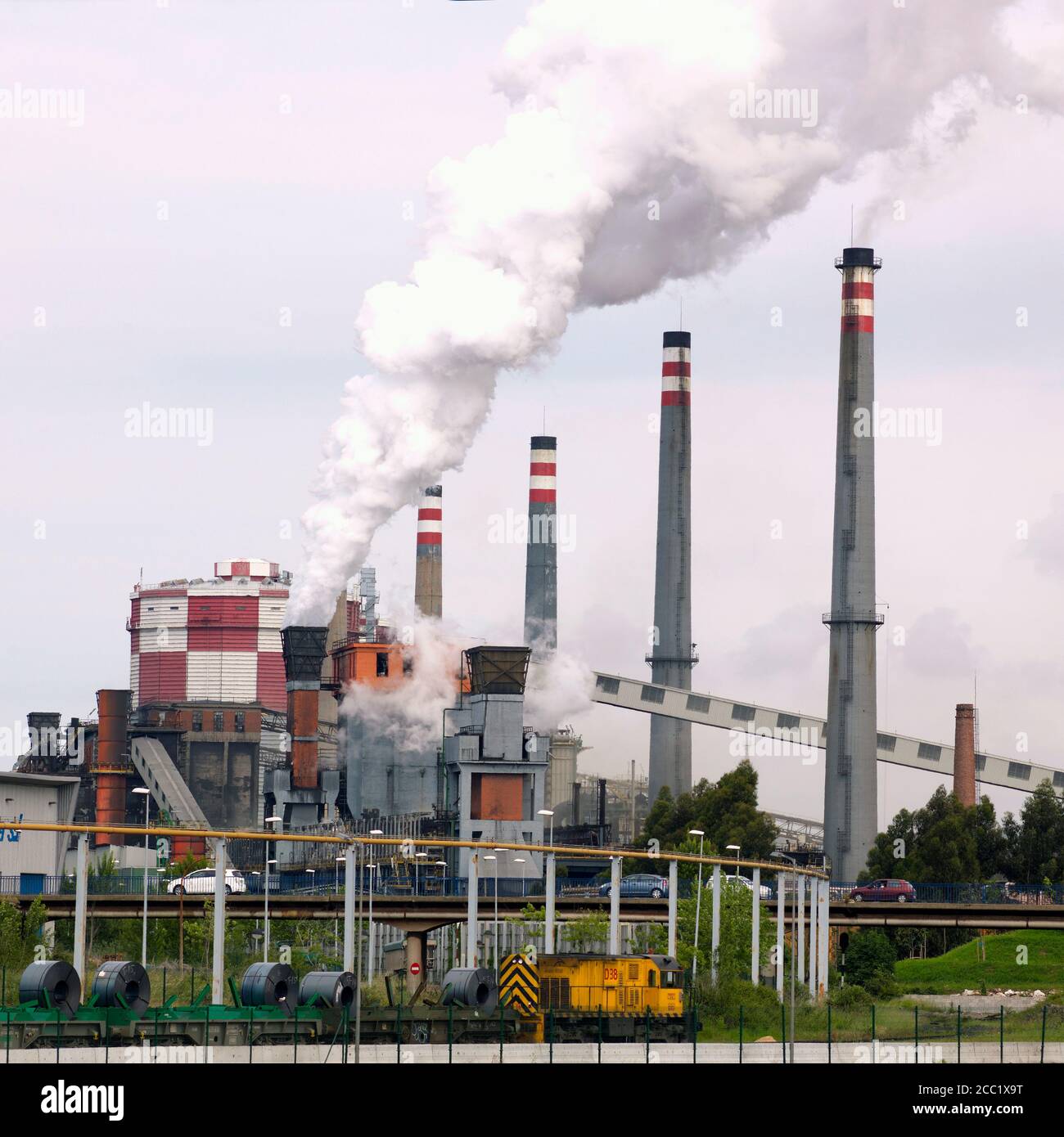 España, Avila, acerías con fumar chimeneas industriales Foto de stock