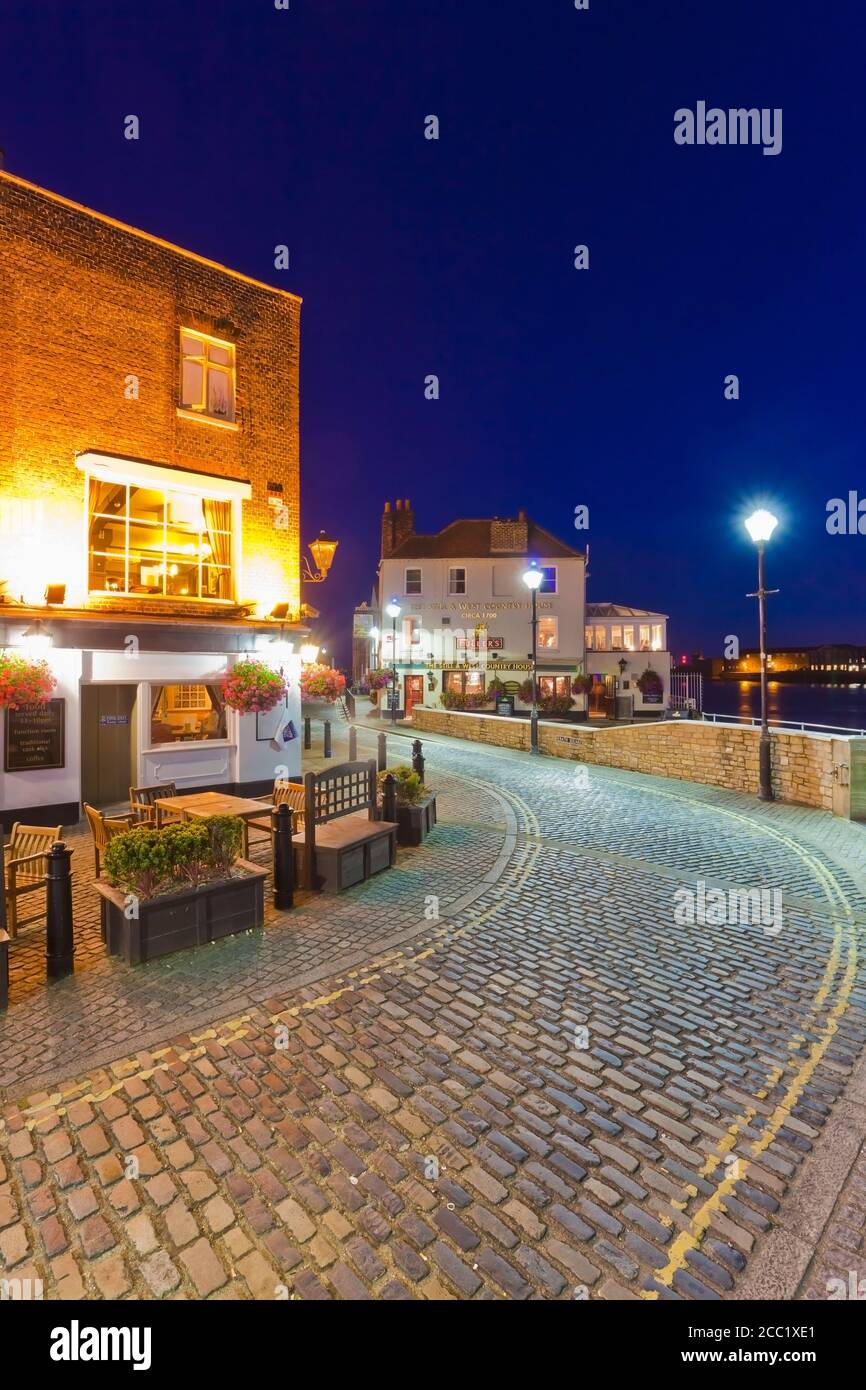 Inglaterra, Hampshire, Portsmouth, vista de la isla de las especias Inn y el aún y West Country House Foto de stock