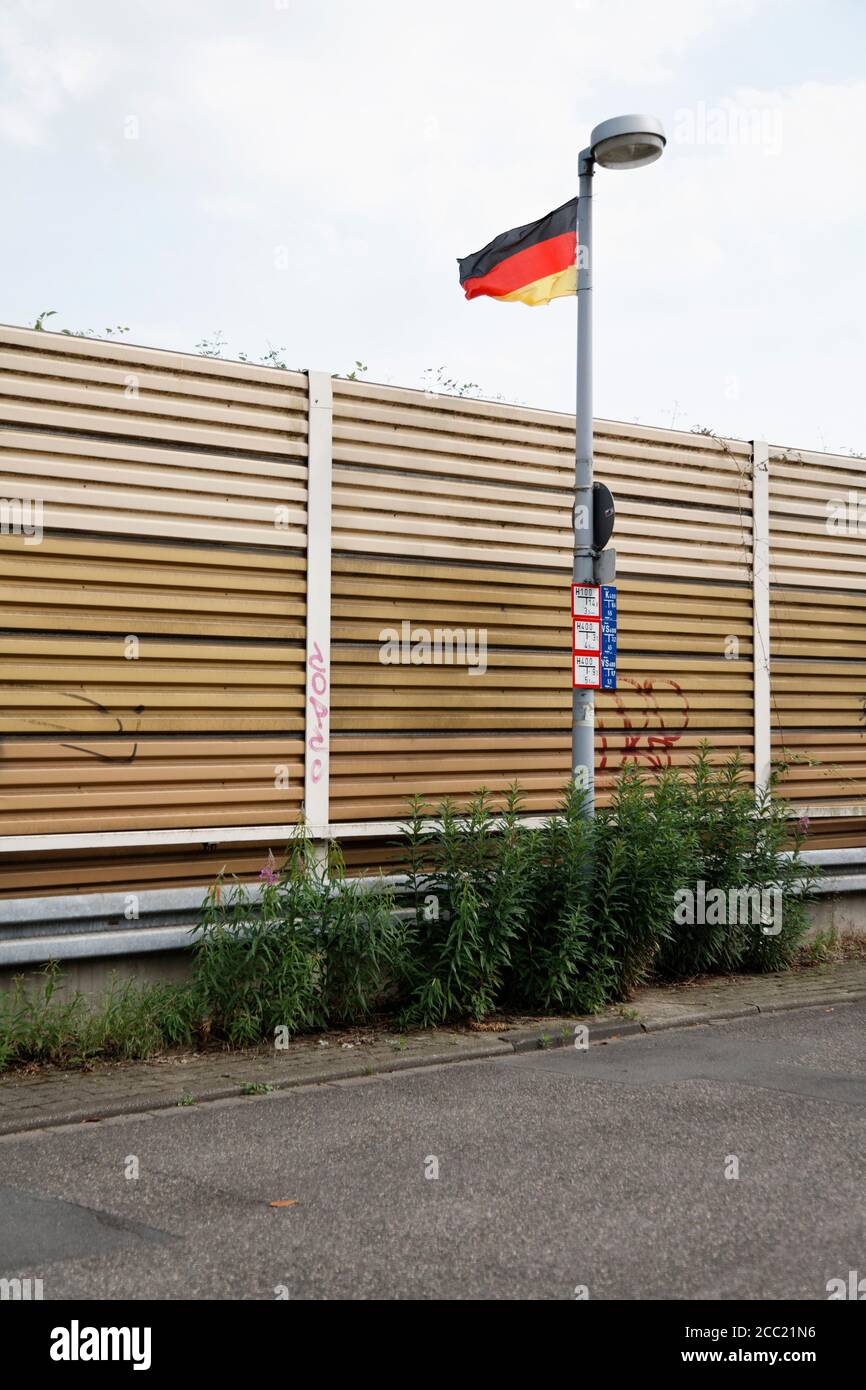 Alemania, Oberhausen, protección contra el ruido con bandera alemana Foto de stock