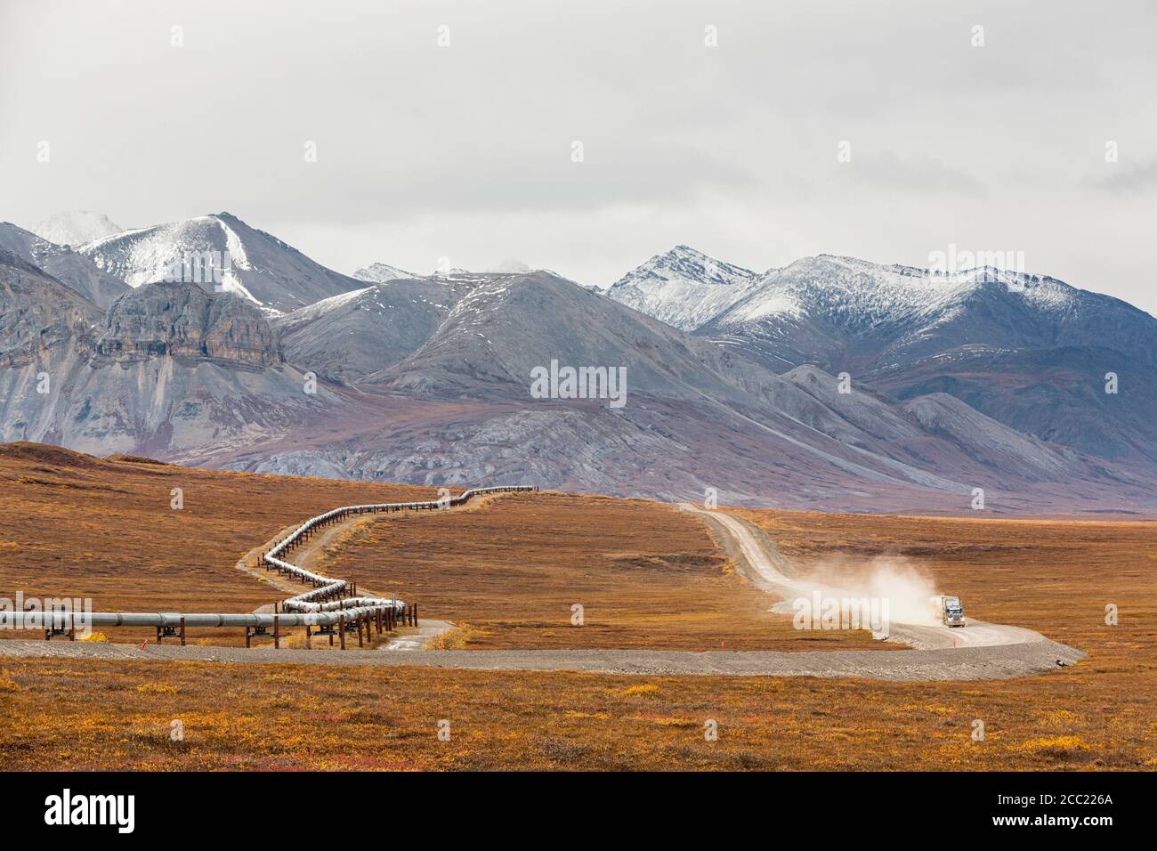 Ee.Uu., Alaska, Vista del Sistema de Oleoductos Trans Alaska junto Dalton Highway con la carretilla en otoño y Brooks Foto de stock