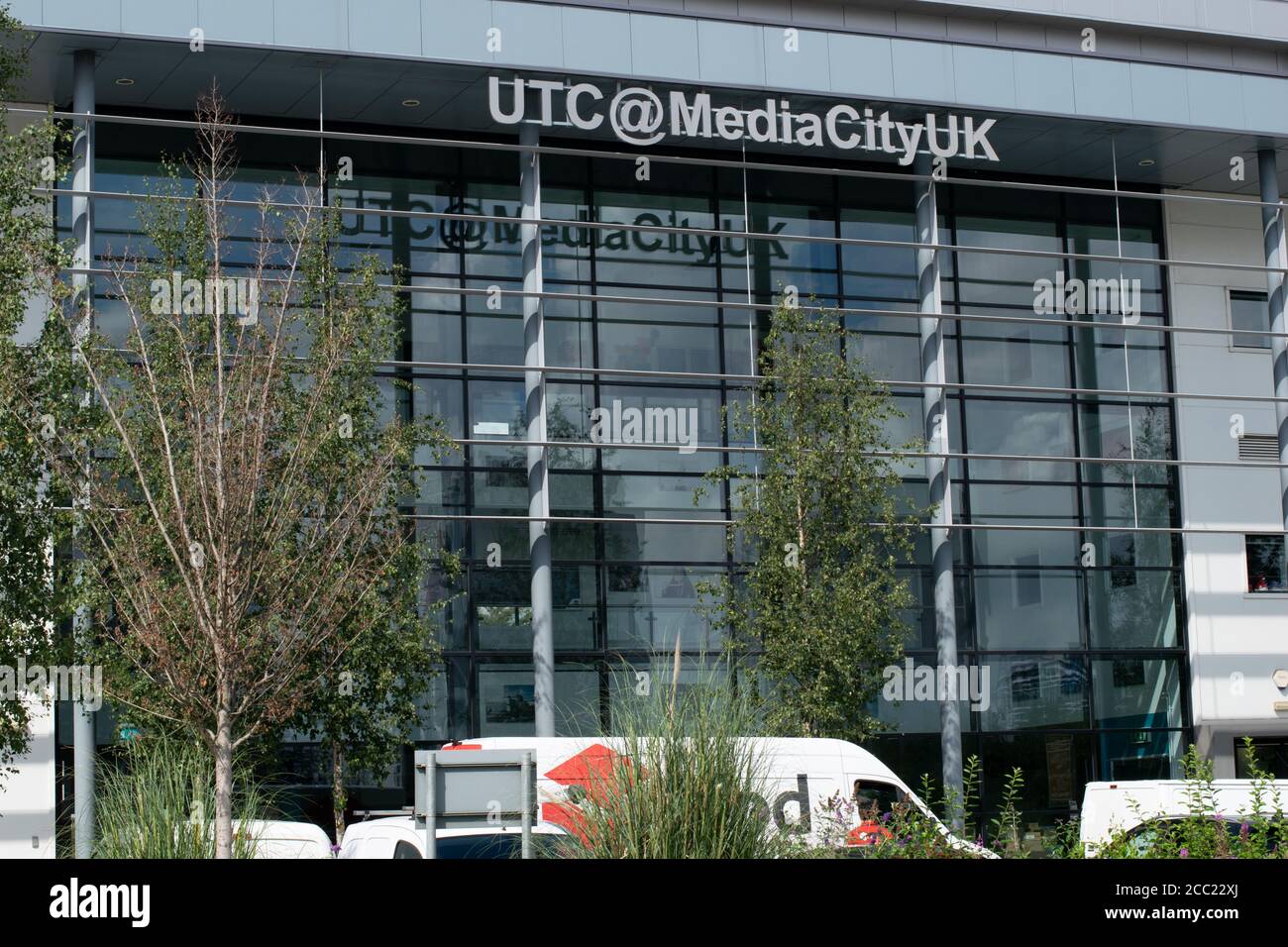 Aldridge UTC College Media City, Manchester, Reino Unido. Logotipo exclusivo de Technical Creative. Frente con ventanas. Foto de stock