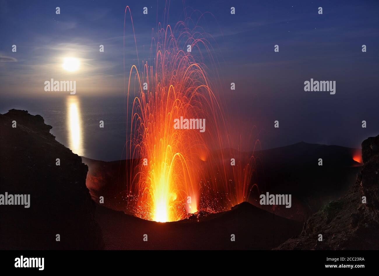 Sicilia, vista de la erupción de lava del volcán Stromboli Foto de stock