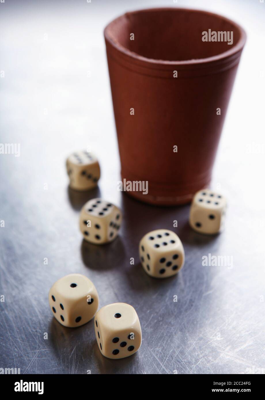 Vaso de dados fotografías e imágenes de alta resolución - Alamy