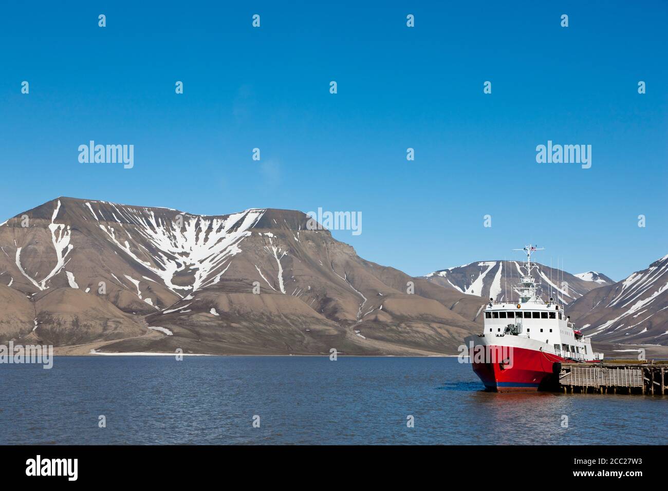 Europa, Noruega, Spitsbergen, Svalbard, Longyearbyen, Vista del barco rompehielos en el puerto Foto de stock